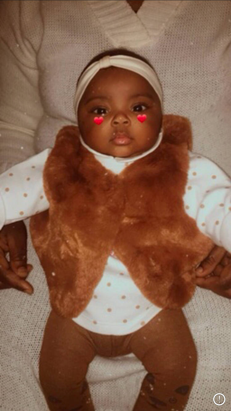 Kamila a rejoint le concours — aidez-le/la à gagner de superbes lots ! baby, baby_products, baby_toddler_clothing, brown, brown_hair, button, peach, person, sleeve, textile