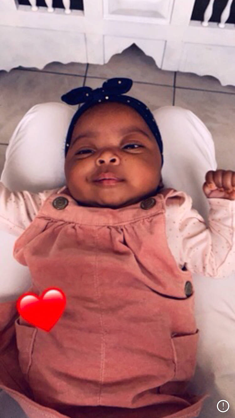 Kamila a rejoint le concours — aidez-le/la à gagner de superbes lots ! baby, baby_laughing, baby_products, baby_toddler_clothing, bed_sheet, bedding, cheek, child, comfort, cool, linens, nose, person, product, skin, sleeve, toddler