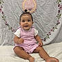 Alba a rejoint le concours — aidez-le/la à gagner de superbes lots ! baby, child, infant, pink_outfit, sitting, blanket, floral_backdrop, sign, 11_months, happy, cute, portrait, indoors, smiling, young_child, person, hair_tie, soft_texture, decor, celebration