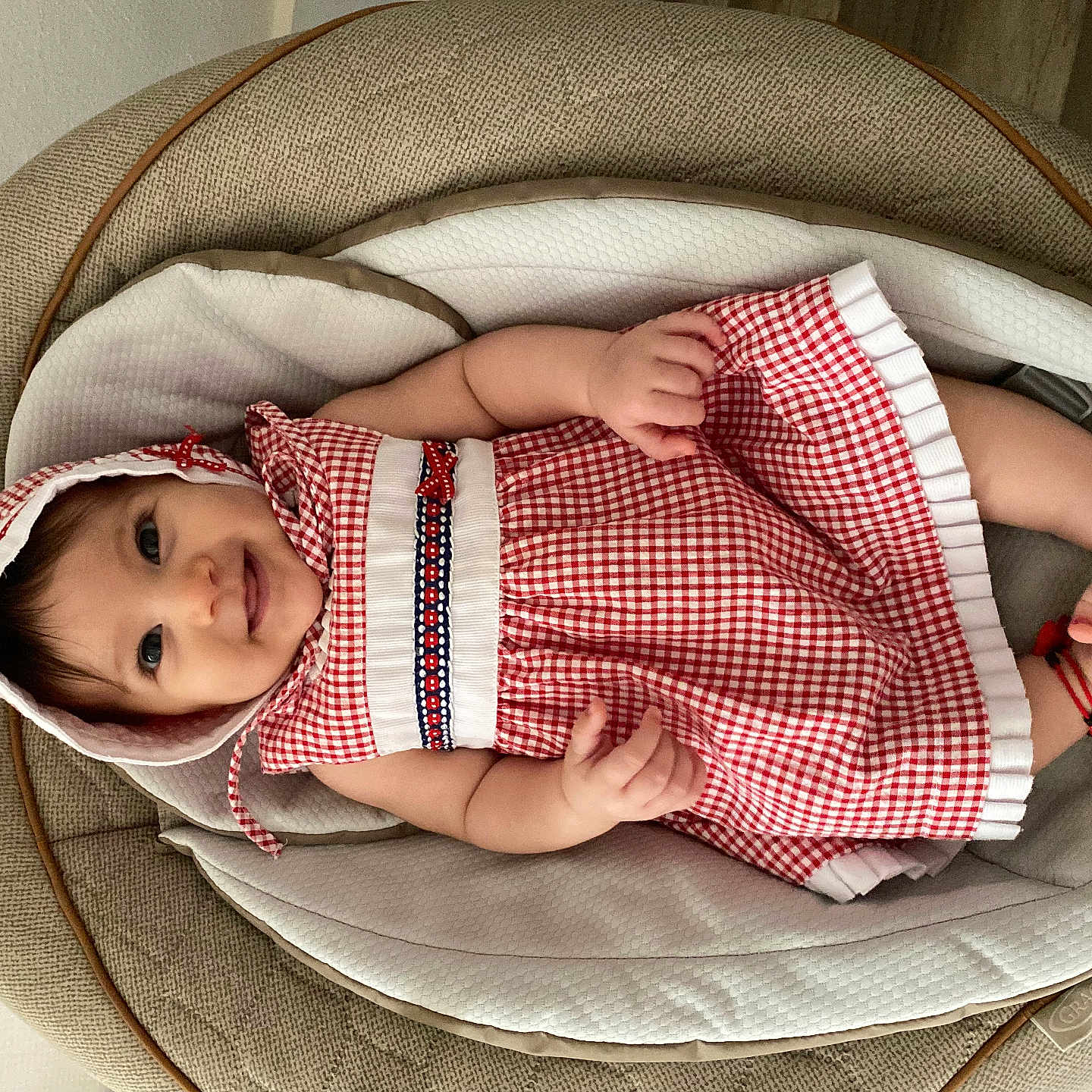 Giulia a rejoint le concours — aidez-le/la à gagner de superbes lots ! baby, blanket, bonnet, clothing, crib, face, furniture, hat, head, hood, infantbed, person