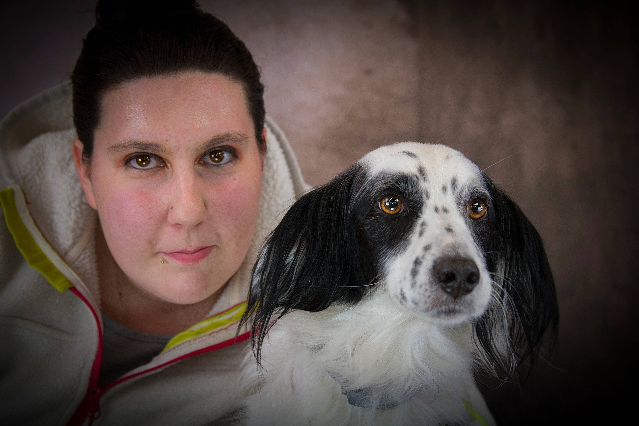 Locky participe au concours pour gagner de l'argent avec cette photo : canidae, carnivore, companion_dog, darkness, dog, dog_breed, eye, eyelash, flash_photography, formal_wear, fun, fur, head, snout, spaniel, sporting_group, terrestrial_animal, whiskers, working_animal, working_dog