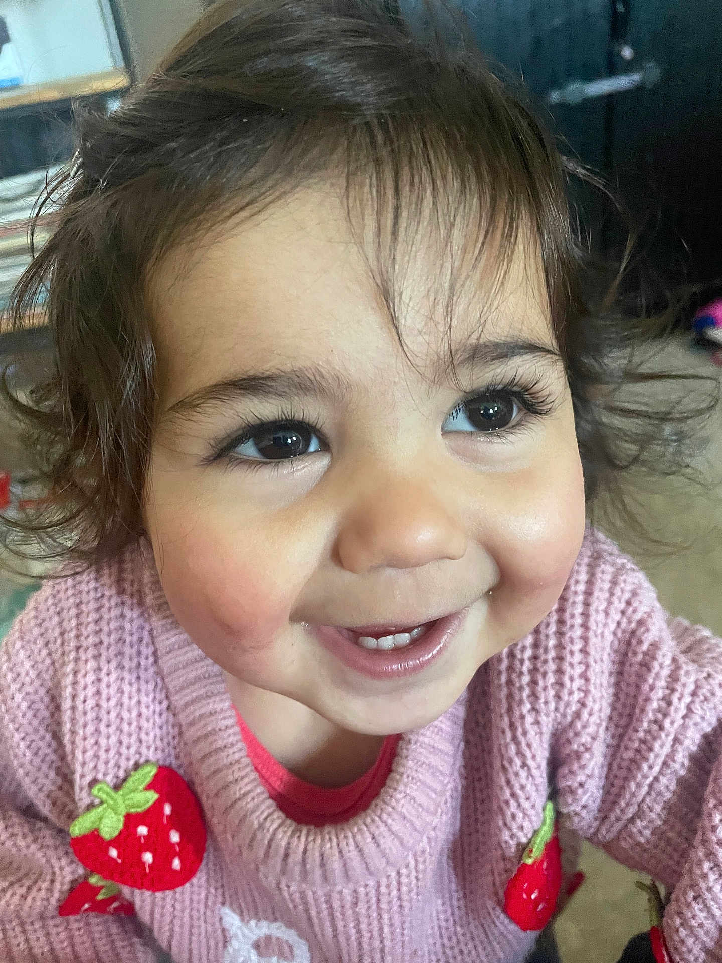 Léïa a rejoint le concours — aidez-le/la à gagner de superbes lots ! toddler, child, smiling, face, curly_hair, eyes, sweater, pink, strawberry, indoor, portrait, happy, cute, person, closeup, baby, young_child, clothing, warm, expression