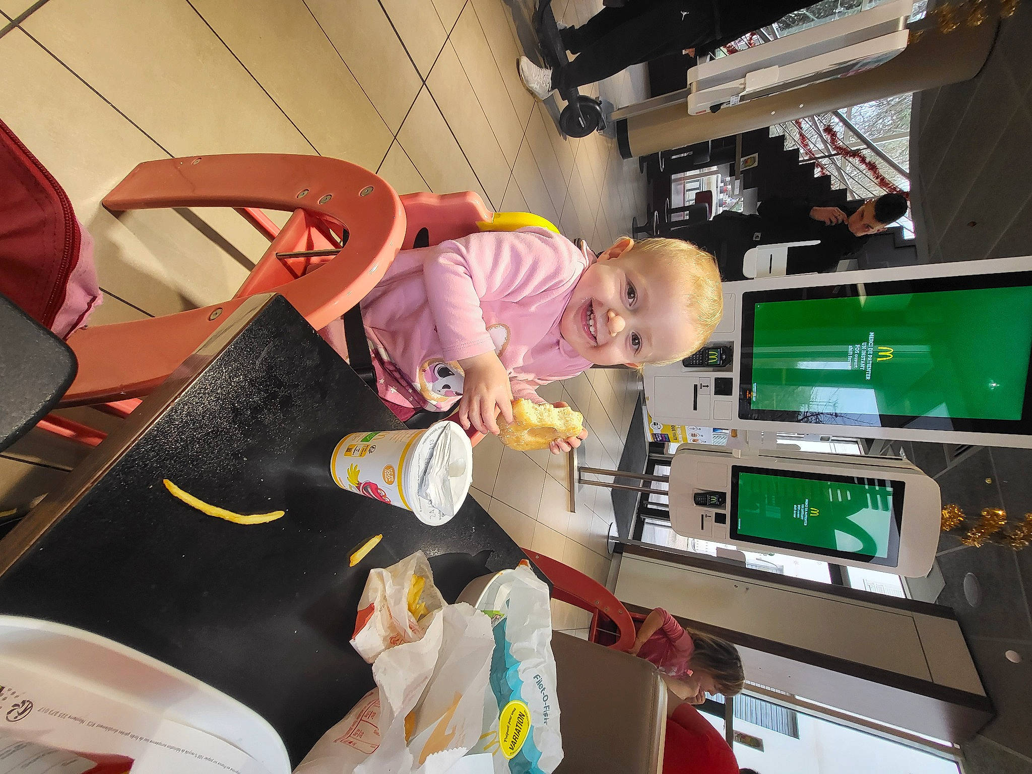 Mila participe au concours pour gagner de l'argent avec cette photo : automotive_design, baby, child, display_device, fun, games, house, joy, leisure, machine, person, play, recreation, room, snapshot, sportswear, t_shirt, toddler, toy, vehicle_door