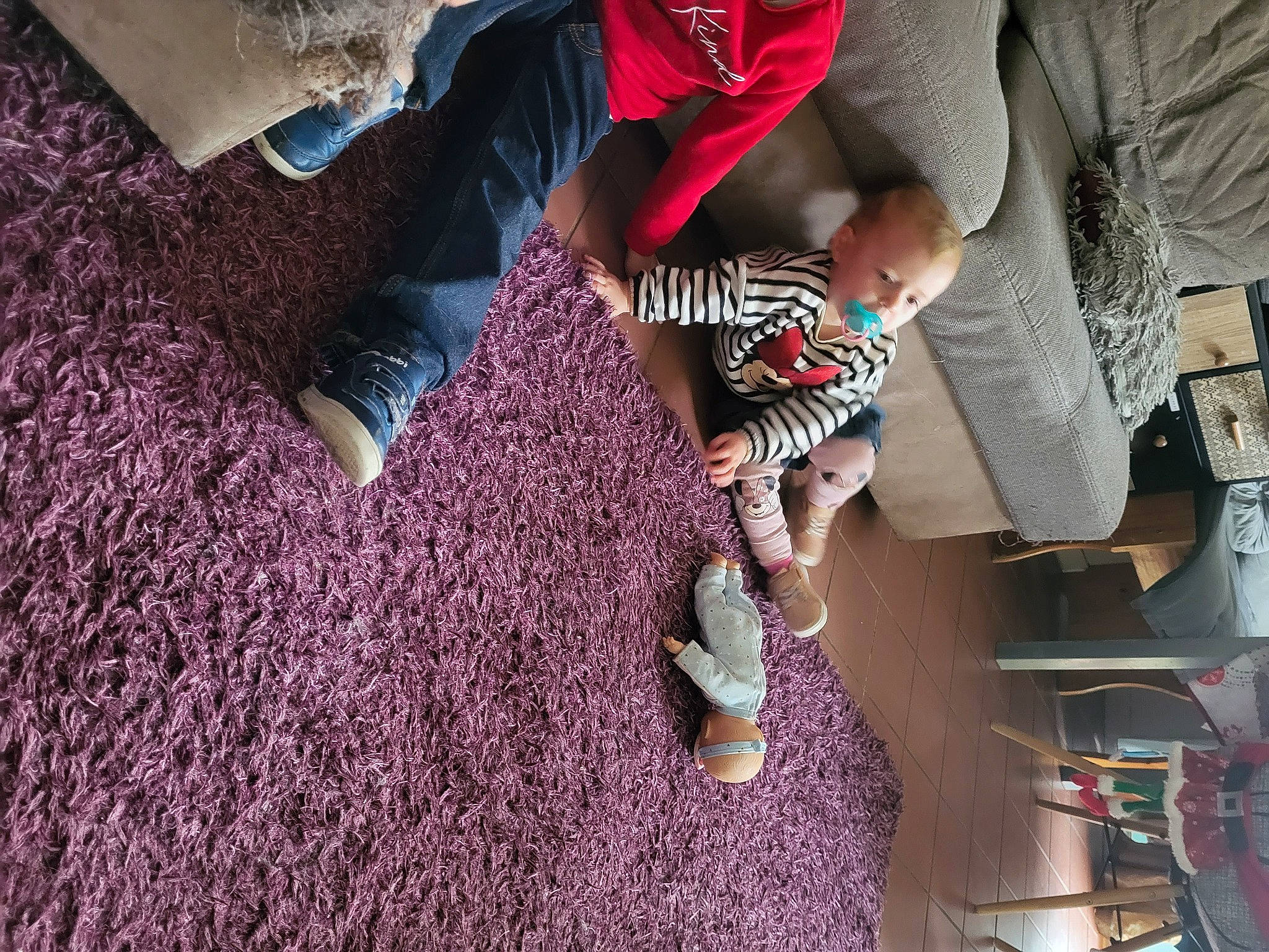 Mila a rejoint le concours — aidez-le/la à gagner de superbes lots ! carmine, carpet, child, comfort, flooring, foot, fun, gesture, human_leg, magenta, nail, pattern, person, plant, purple, room, shadow, soil, thigh, toddler