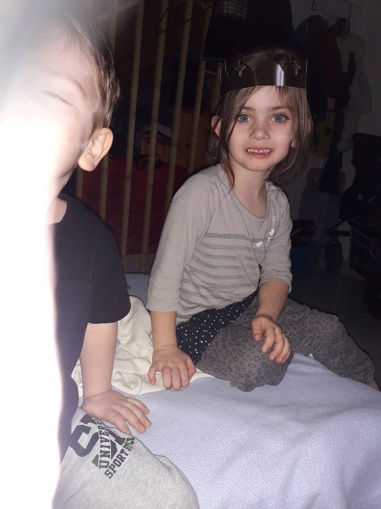 Nawel a rejoint le concours — aidez-le/la à gagner de superbes lots ! arm, black_hair, cheek, child, cool, eye, face, finger, fun, hand, head, joint, joy, leg, person, shoulder, sitting, skin, smile, t_shirt