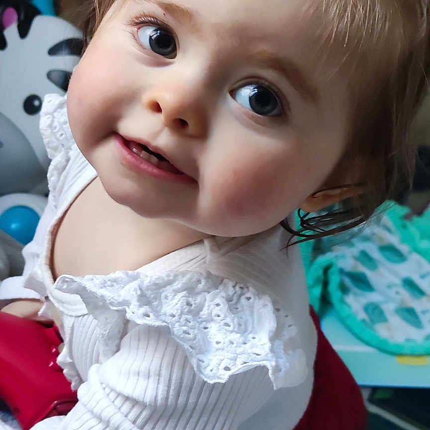 Sharly a rejoint le concours — aidez-le/la à gagner de superbes lots ! baby, bodypart, bonnet, clothing, dress, face, finger, hand, happy, hat, head, knitwear, mouth, newborn, person, photography, portrait, sitting, smile, sweater