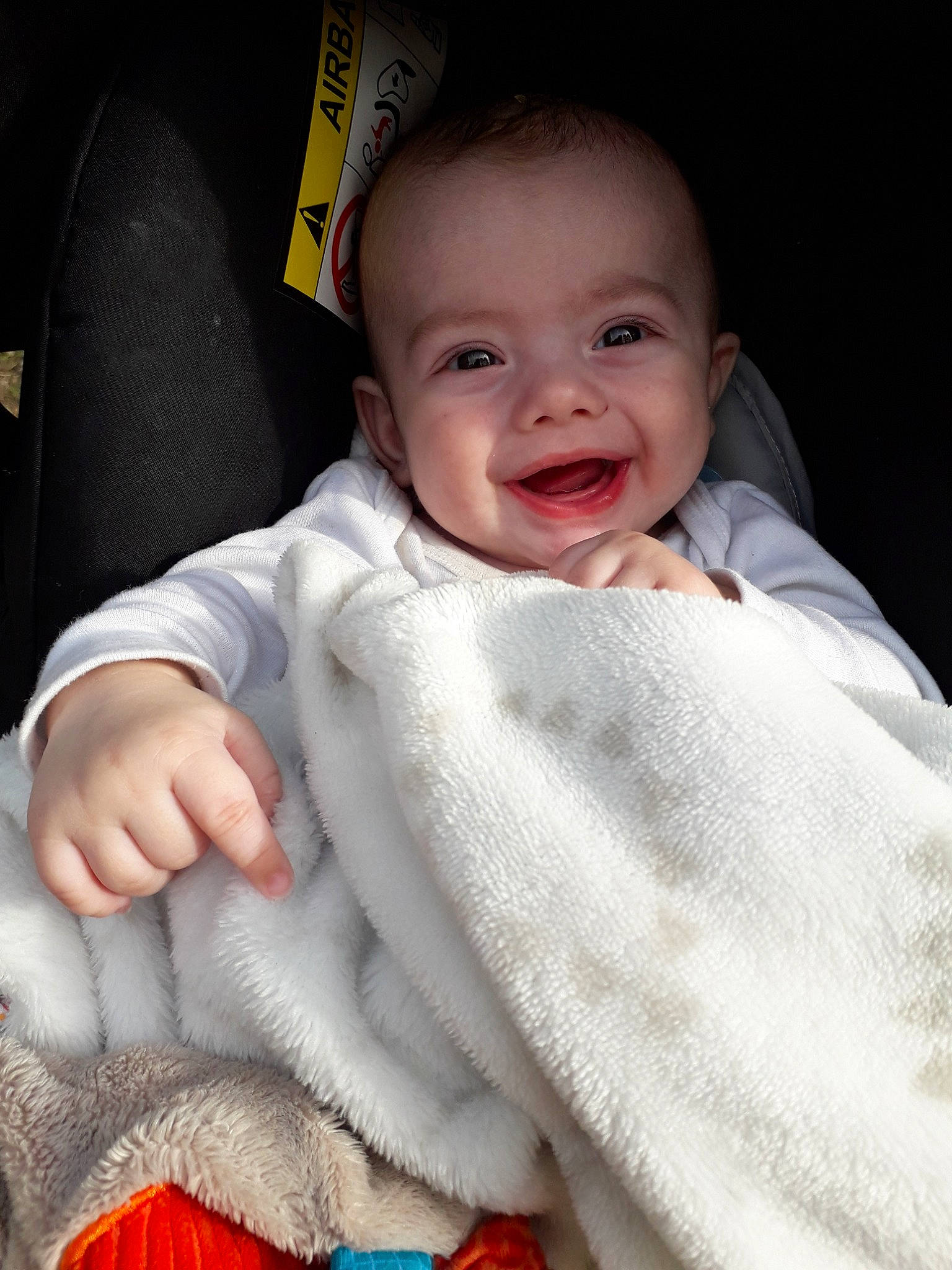 Tiago a rejoint le concours — aidez-le/la à gagner de superbes lots ! baby, blanket, cheek, child, eye, face, hand, head, linens, lip, mouth, nose, person, skin, smile, textile, toddler