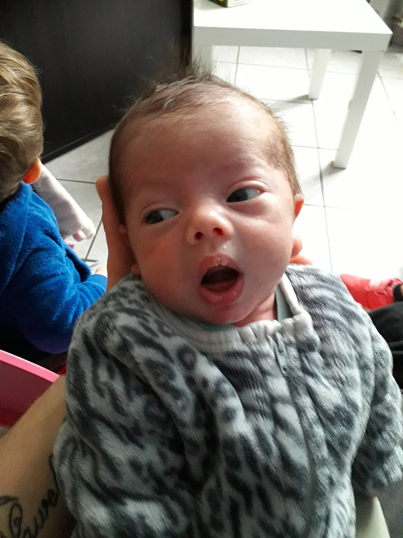 Tiago participe au concours pour gagner de l'argent avec cette photo : baby, cheek, child, chin, ear, face, facial_expression, head, nose, person, skin, smile, surprise, toddler