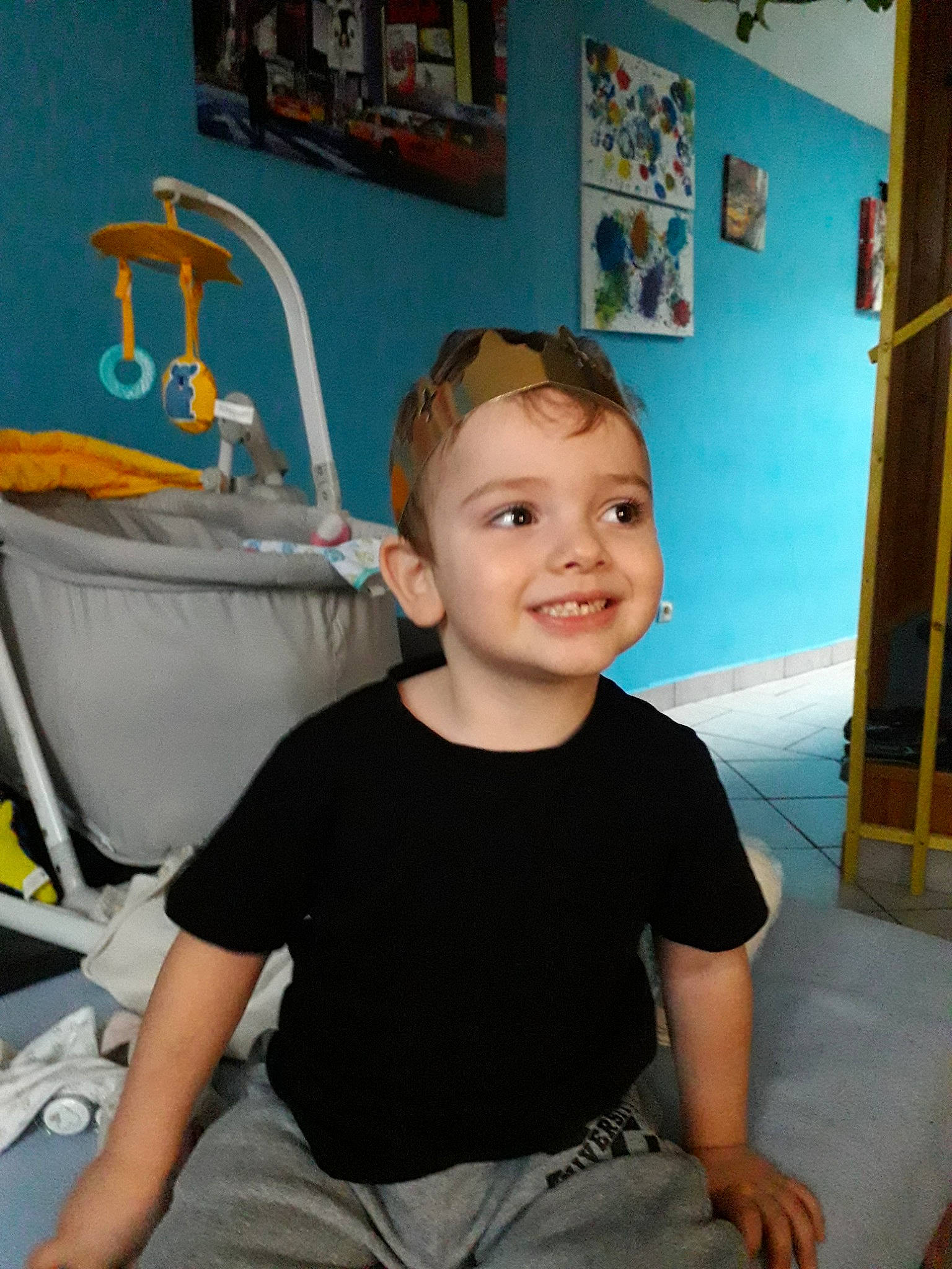 Diego participe au concours pour gagner de l'argent avec cette photo : arm, child, joy, person, shoulder, smile, toddler