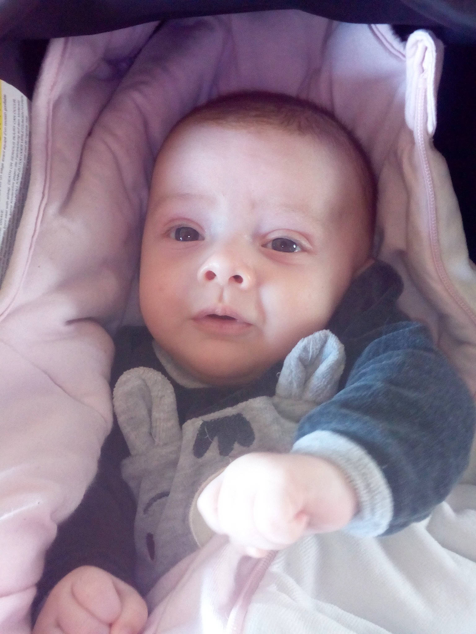 Diego participe au concours pour gagner de l'argent avec cette photo : baby, beauty, cheek, child, eye, face, finger, gesture, hand, head, iris, lip, mouth, nose, person, pink, product, skin, smile, thumb