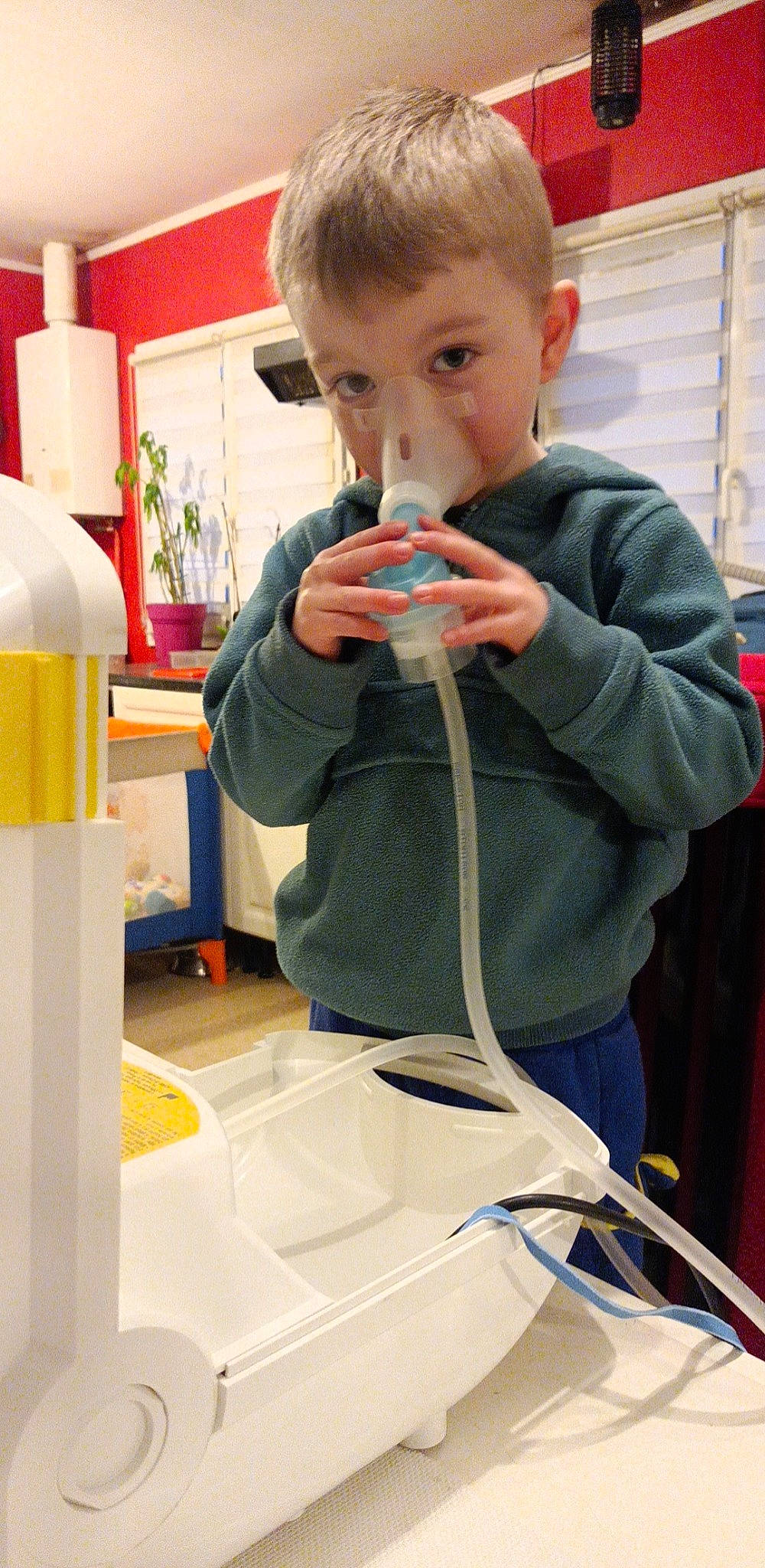 Ethan participe au concours pour gagner de l'argent avec cette photo : child, curious, engineering, fun, hoodie, houseplant, job, machine, person, play, room, science, service, sleeve, standing, t_shirt, toddler