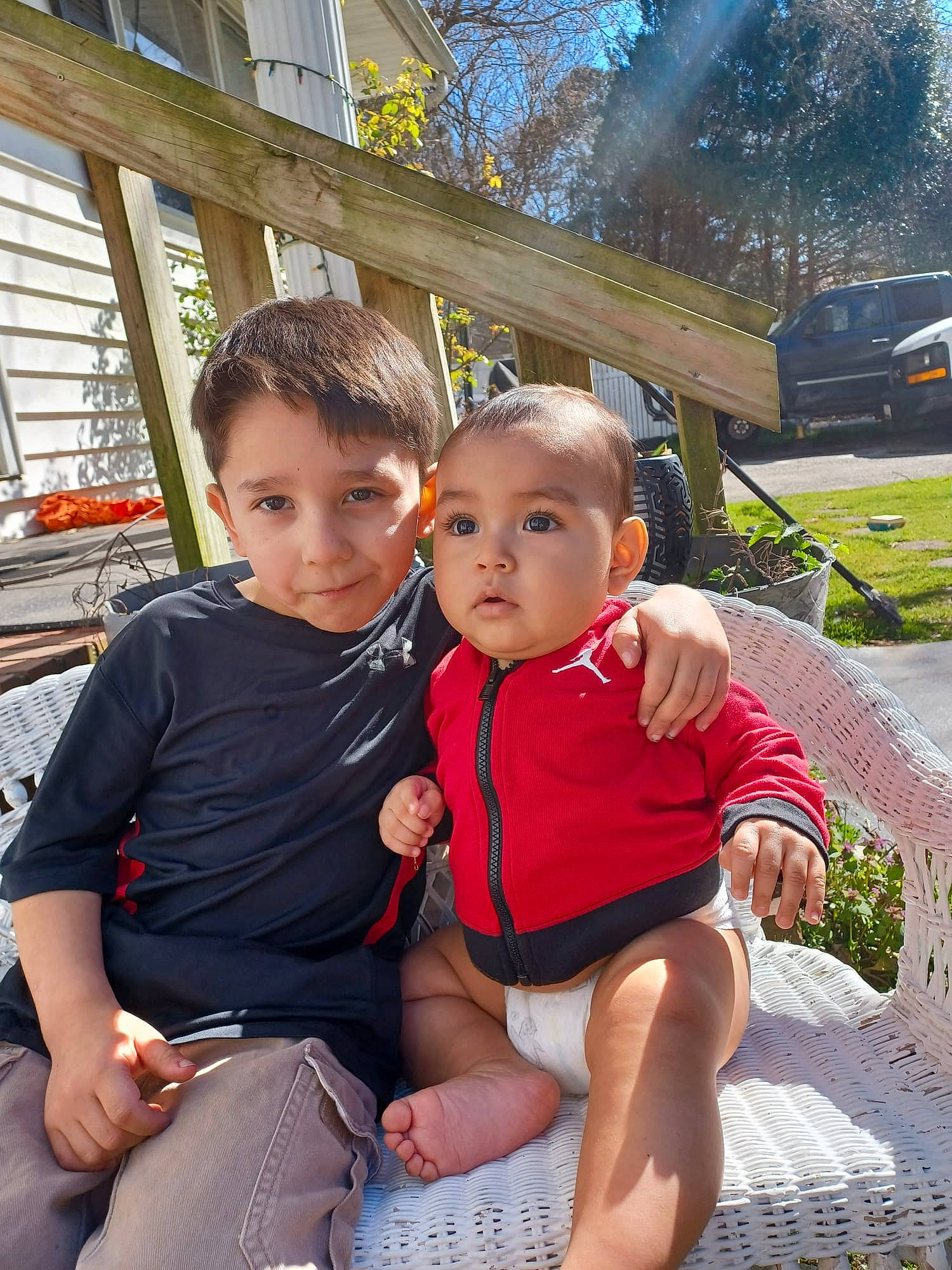 Eduar is registered to the contest to win money with this photo: baby, child, foot, fun, grass, happy, human_leg, lap, leg, leisure, person, plant, recreation, shorts, sitting, skin, summer, t_shirt, thigh, toddler