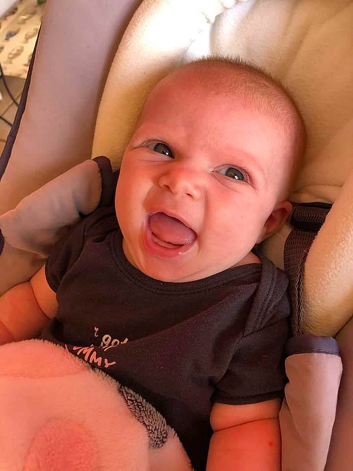 Maïlys a rejoint le concours — aidez-le/la à gagner de superbes lots ! baby, cheek, child, eye, face, finger, hand, head, lip, mouth, muscle, nose, person, skin, smile, thumb, toddler