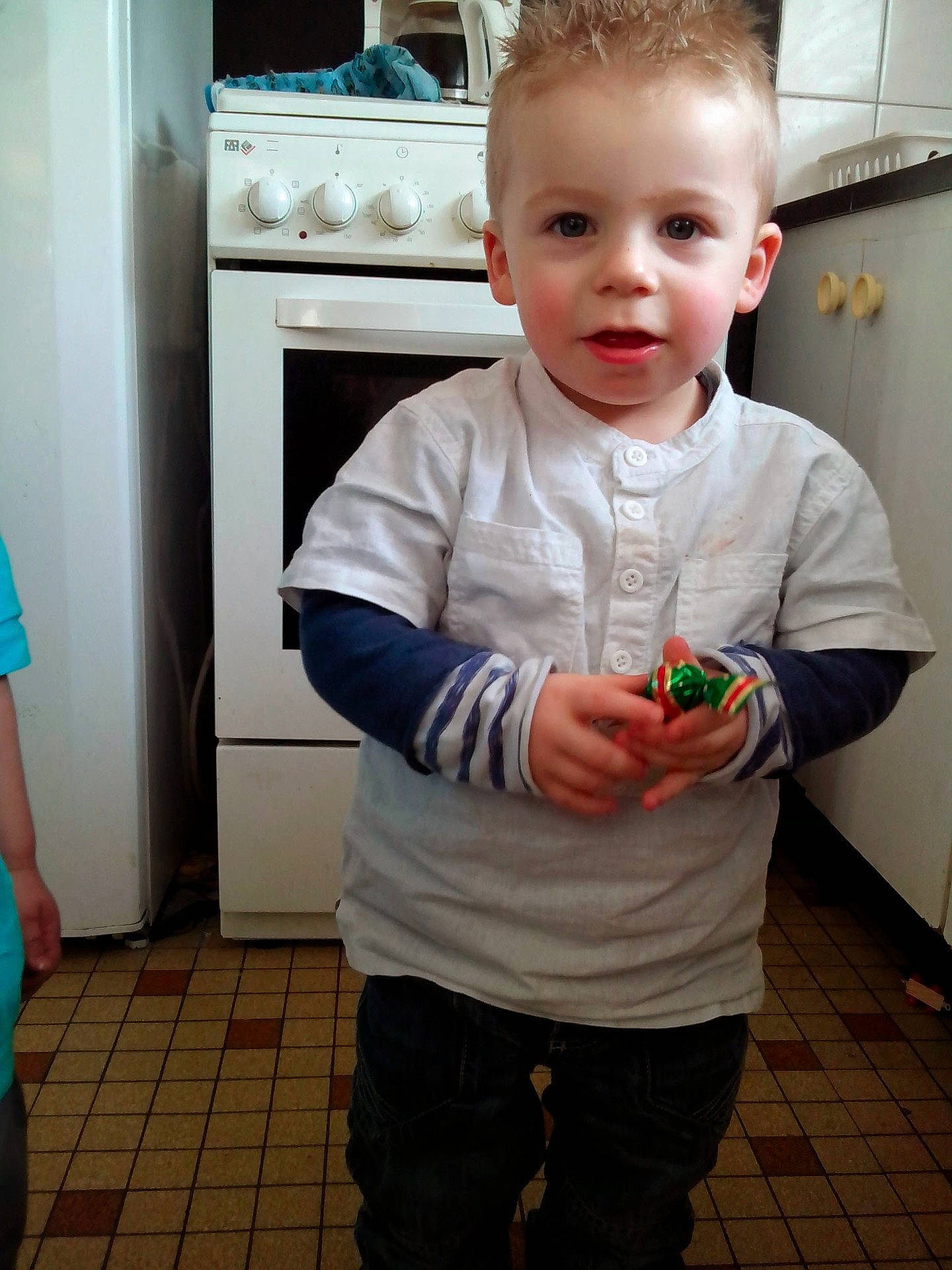 GINO participe au concours pour gagner de l'argent avec cette photo : arm, boy, child, day, fun, girl, hair, outerwear, person, product, skin, sleeve, smile, standing, t_shirt, textile, toddler