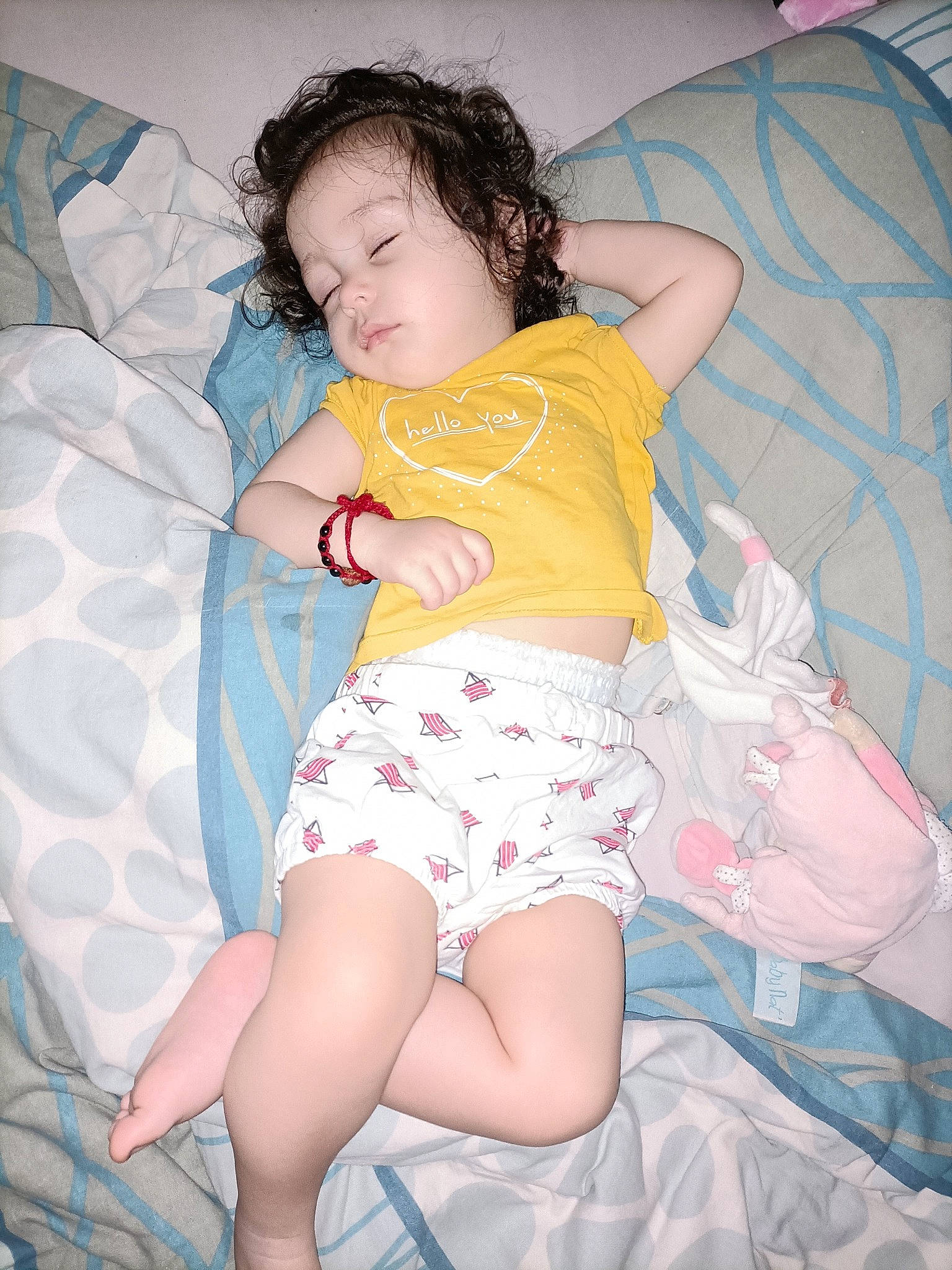 Simran participe au concours pour gagner de l'argent avec cette photo : arm, comfort, cool, eye, finger, flash_photography, hairstyle, human_body, iris, leg, mouth, muscle, organ, person, pink, shorts, shoulder, skin, stomach, textile