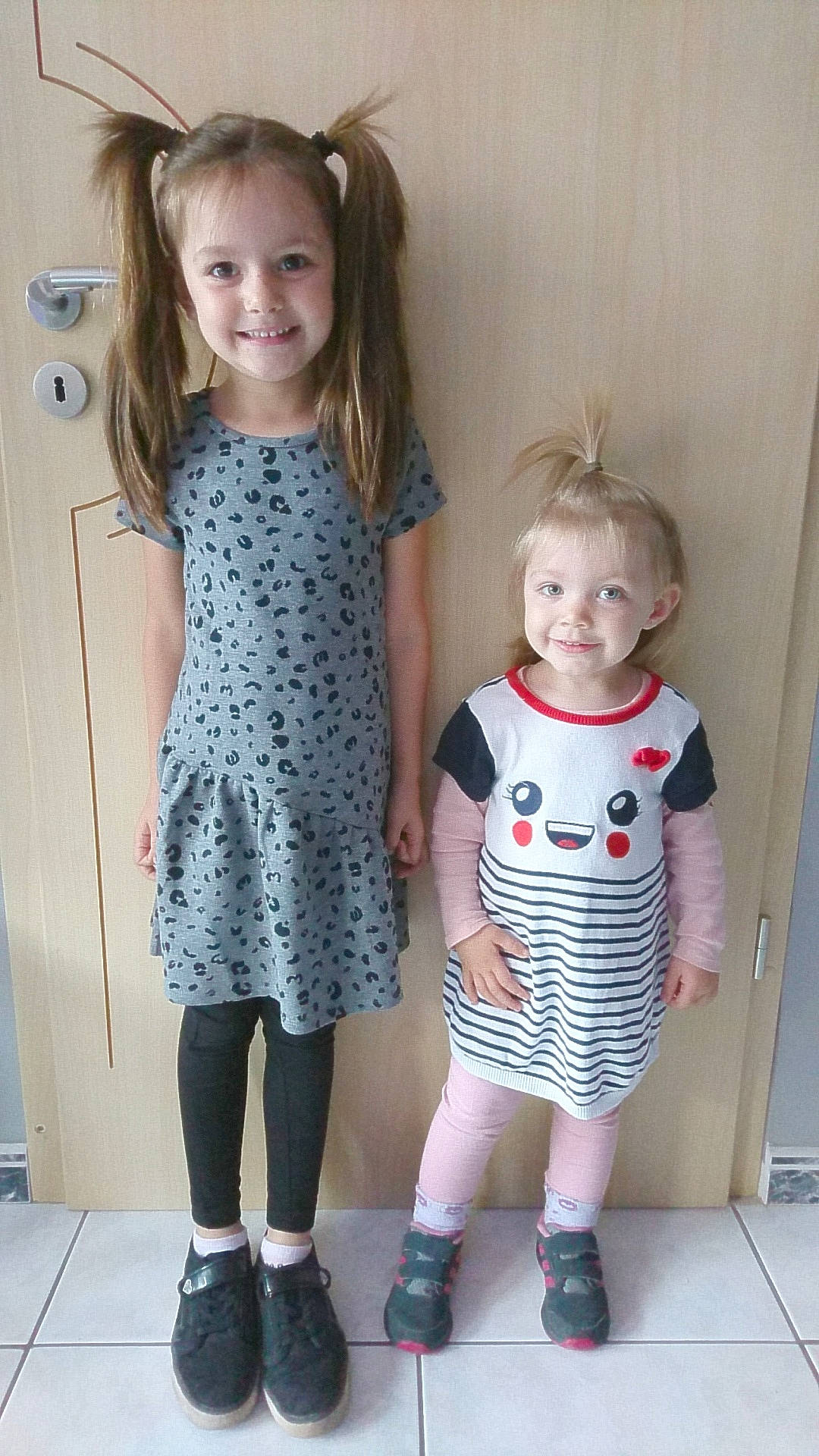 Lyana a rejoint le concours — aidez-le/la à gagner de superbes lots ! baby_toddler_clothing, child, child_model, clothing, daughter, dress, joy, pattern, person, sibling, sleeve, standing, toddler