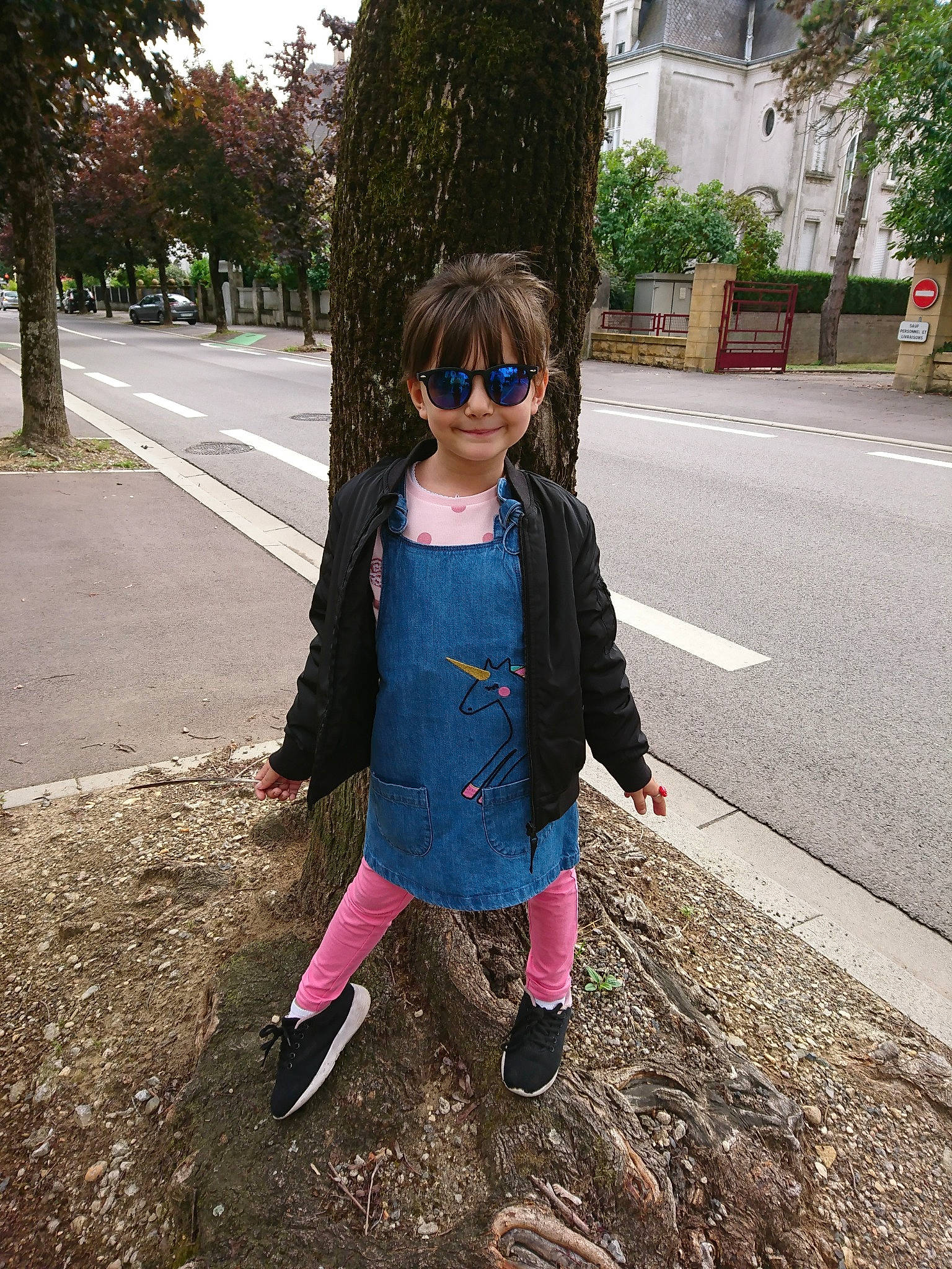 Lyana participe au concours pour gagner de l'argent avec cette photo : asphalt, child, cool, denim, eyewear, fashion, footwear, glasses, jacket, jeans, joy, outerwear, person, pink, recreation, shoe, smile, snapshot, street_fashion, sunglasses