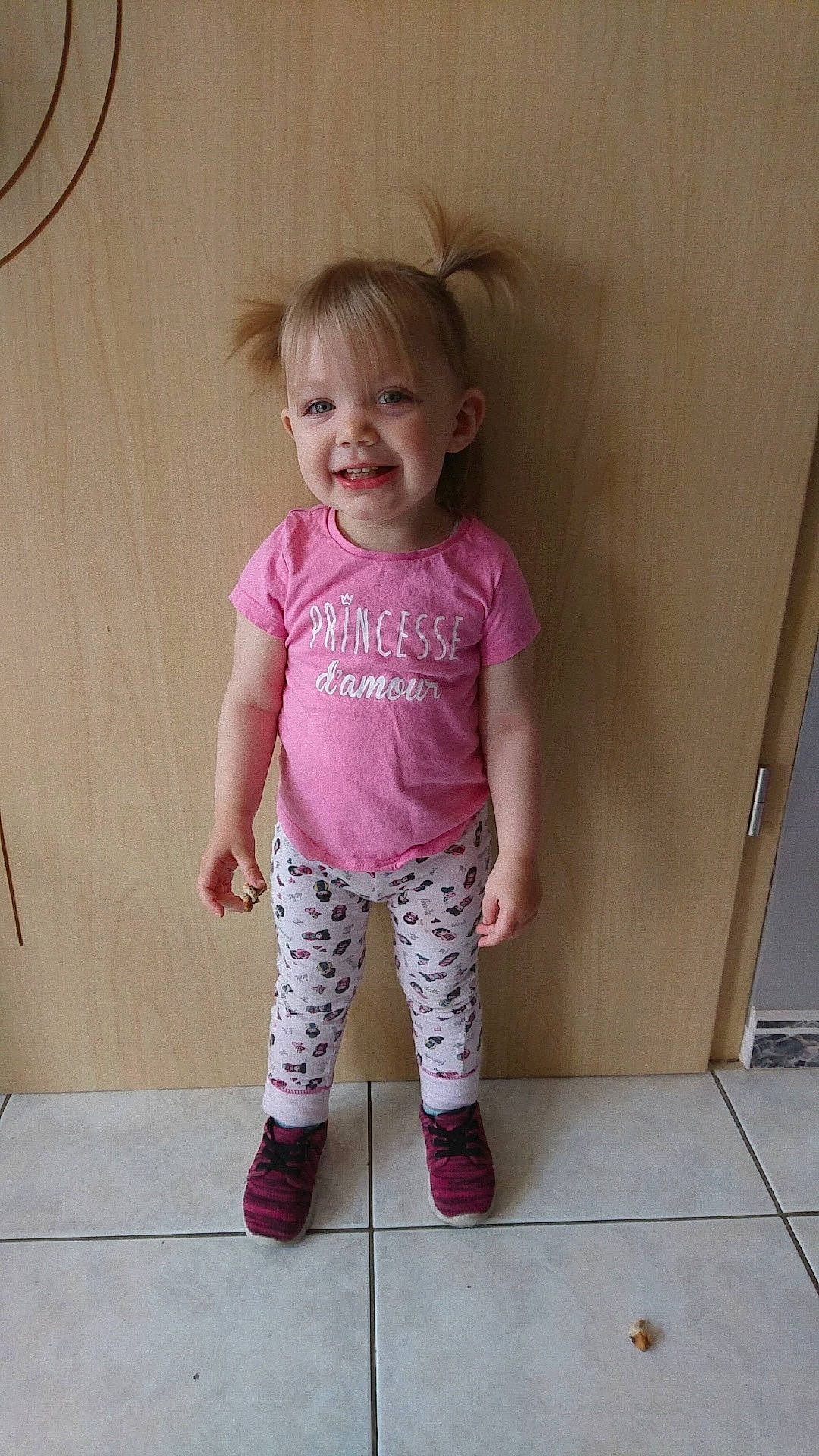 Kalya a rejoint le concours — aidez-le/la à gagner de superbes lots ! baby, baby_toddler_clothing, child, joy, leggings, pajamas, pattern, person, pink, product, skin, sleeve, smile, standing, t_shirt, toddler