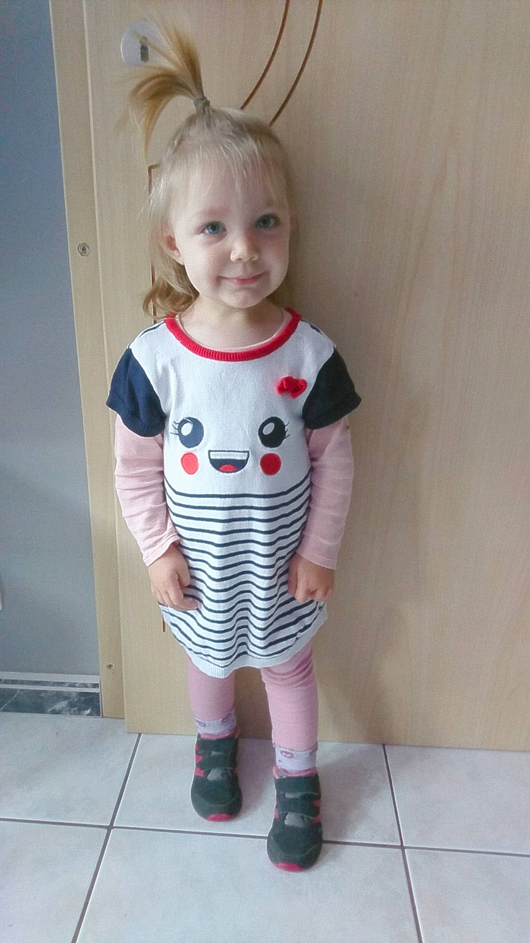 Kalya a rejoint le concours — aidez-le/la à gagner de superbes lots ! baby_toddler_clothing, child, child_model, clothing, design, dress, face, footwear, head, joy, leg, leggings, pattern, person, pink, shoe, sleeve, t_shirt, tights, toddler