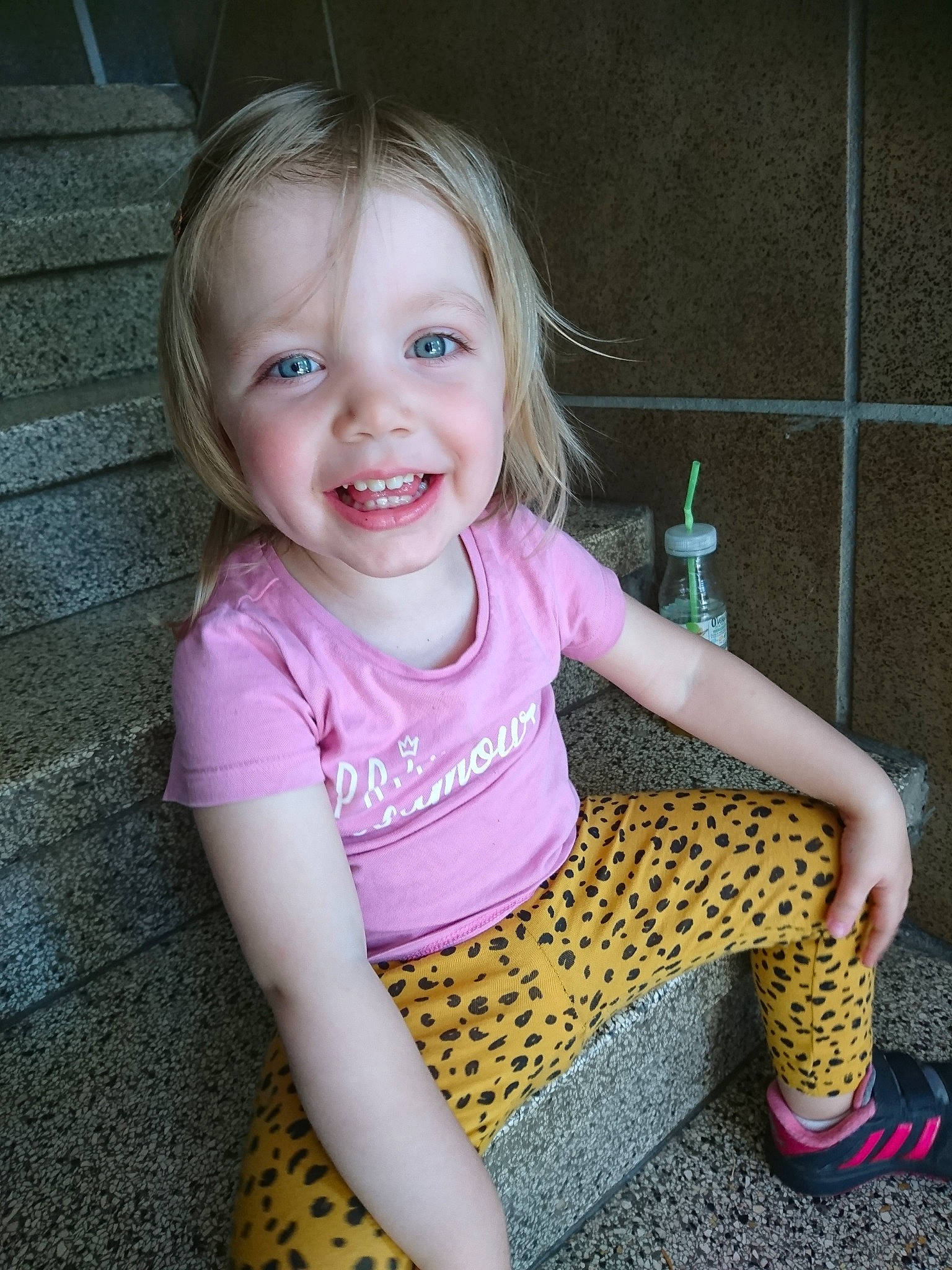 Kalya participe au concours pour gagner de l'argent avec cette photo : baby_toddler_clothing, blond, cheek, child, child_model, eye, face, facial_expression, fun, happy, head, iris, joy, pattern, person, photography, pink, sitting, skin, smile