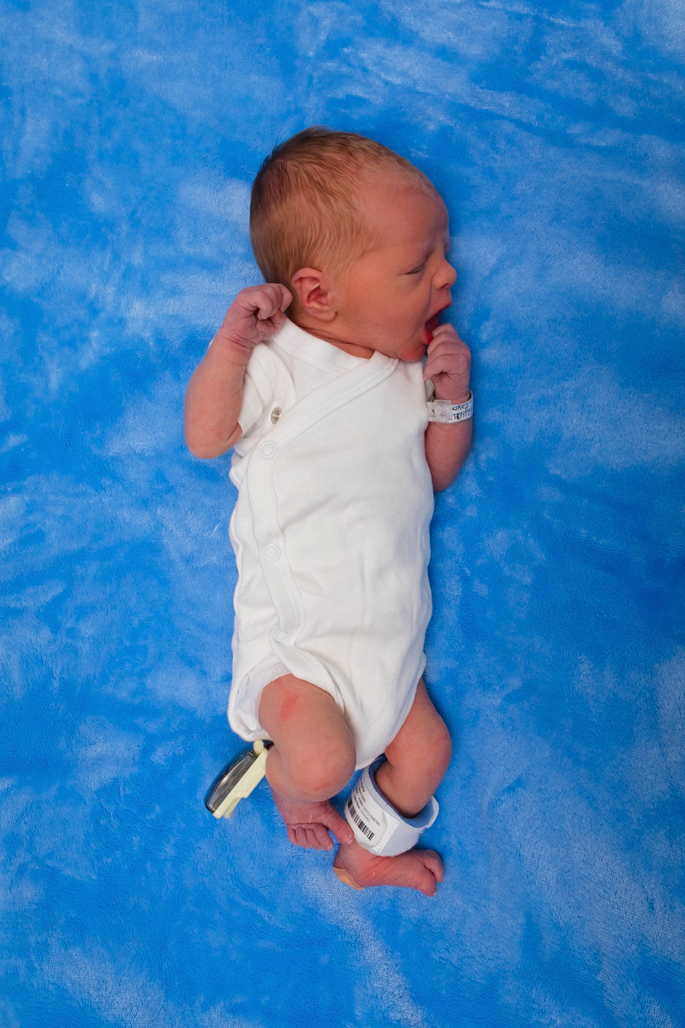 Kashton is registered to the contest to win money with this photo: azure, baby, baby_toddler_clothing, barefoot, blue, child, cloud, electric_blue, flooring, foot, fun, happy, human_leg, knee, leisure, pattern, people_in_nature, person, play, sitting