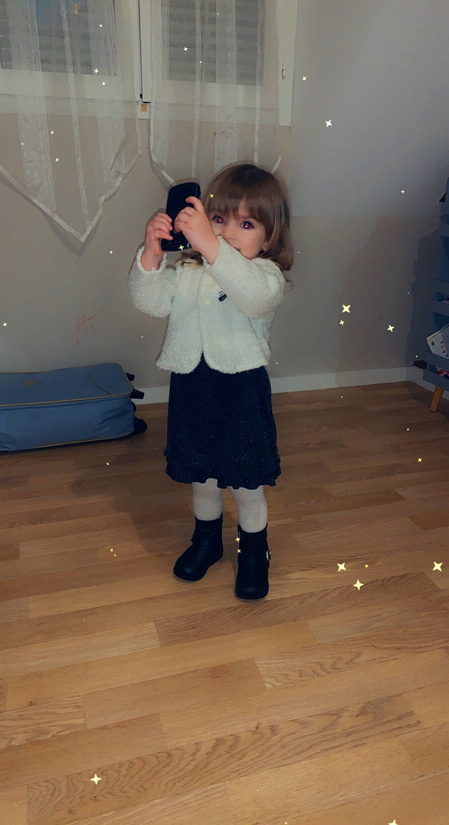 Alézya participe au concours pour gagner de l'argent avec cette photo : bag, boot, child, costume, fashion_design, flooring, fun, fur, happy, hardwood, human_leg, knee, laminate_flooring, person, room, shoulder, sock, toddler, uniform, wood