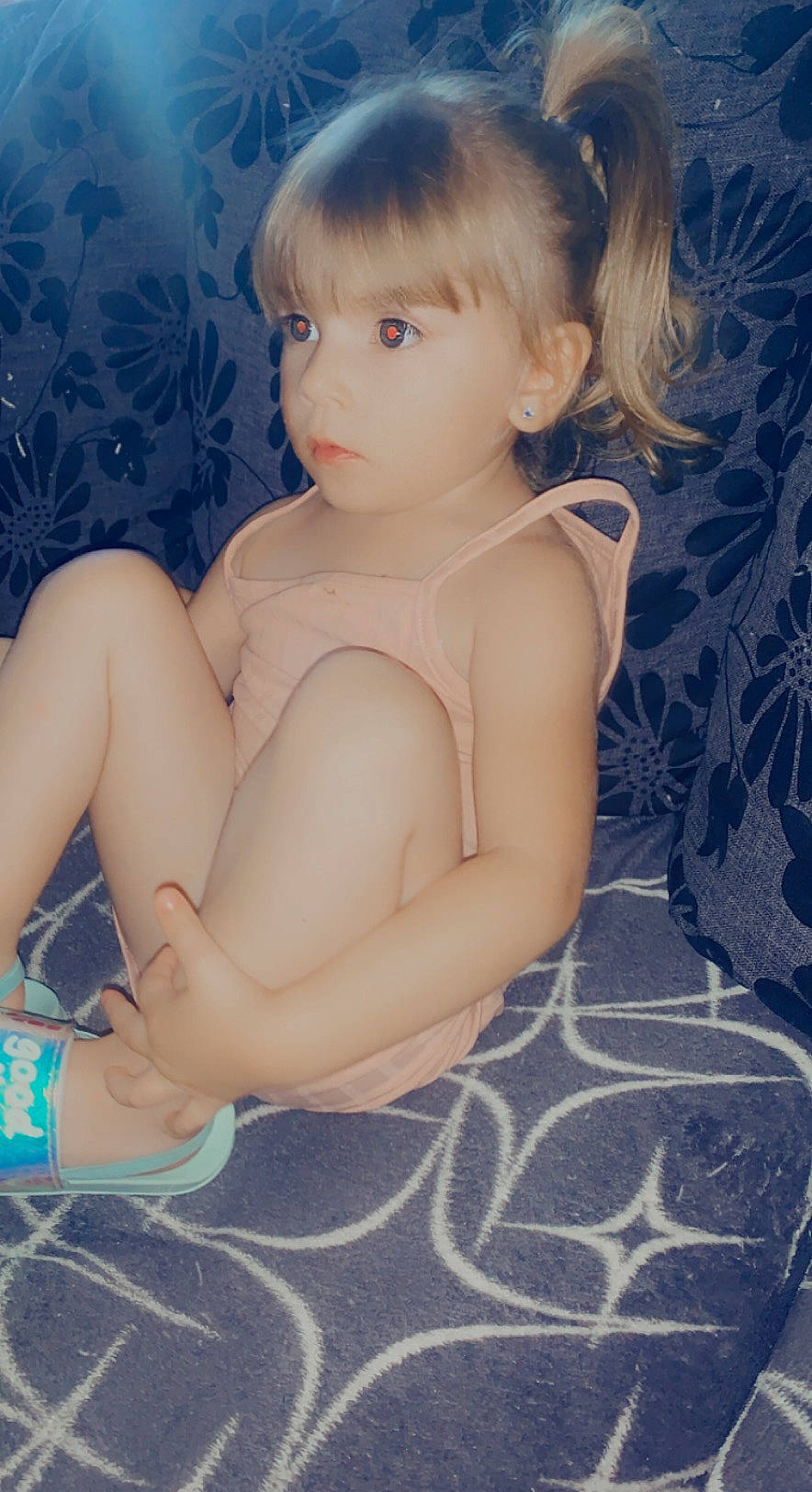 Alézya participe au concours pour gagner de l'argent avec cette photo : abdomen, blond, brown_hair, cheek, chest, child, elbow, flash_photography, fur, grass, hair, human_leg, iris, knee, long_hair, person, sitting, skin, thigh, toddler