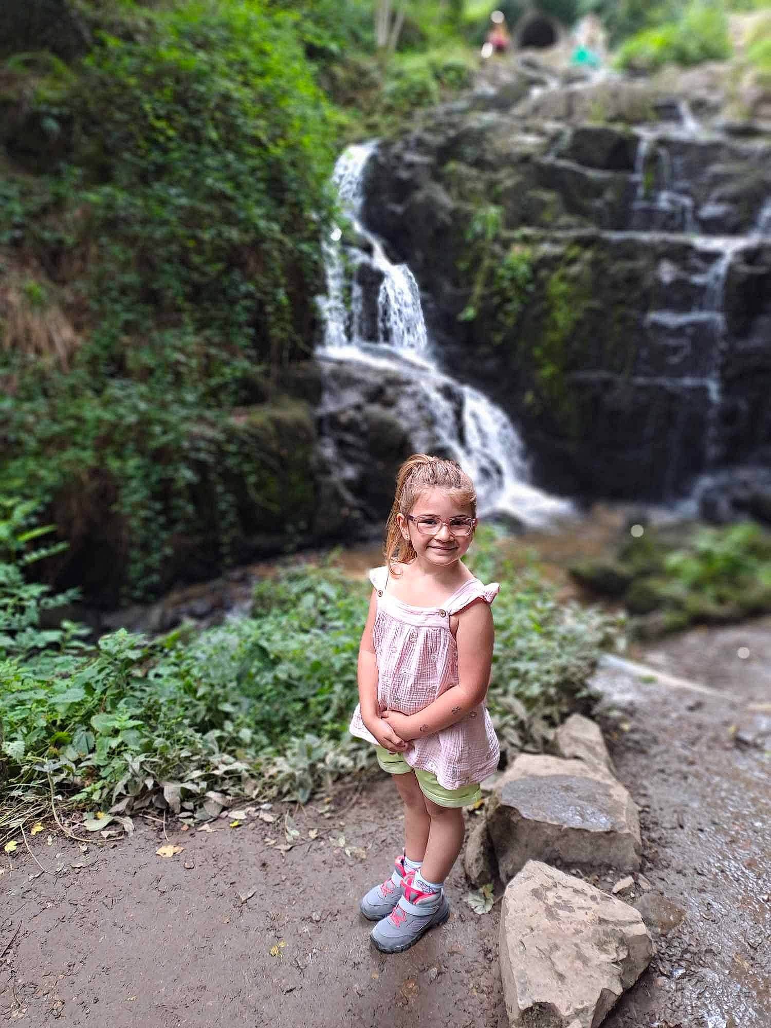 Maëlyne a rejoint le concours — aidez-le/la à gagner de superbes lots ! biome, forest, grass, joy, landscape, leaf, leisure, natural_environment, natural_landscape, nature, person, plant, smile, spring, summer, terrestrial_plant, tree, vegetation, water, water_resources