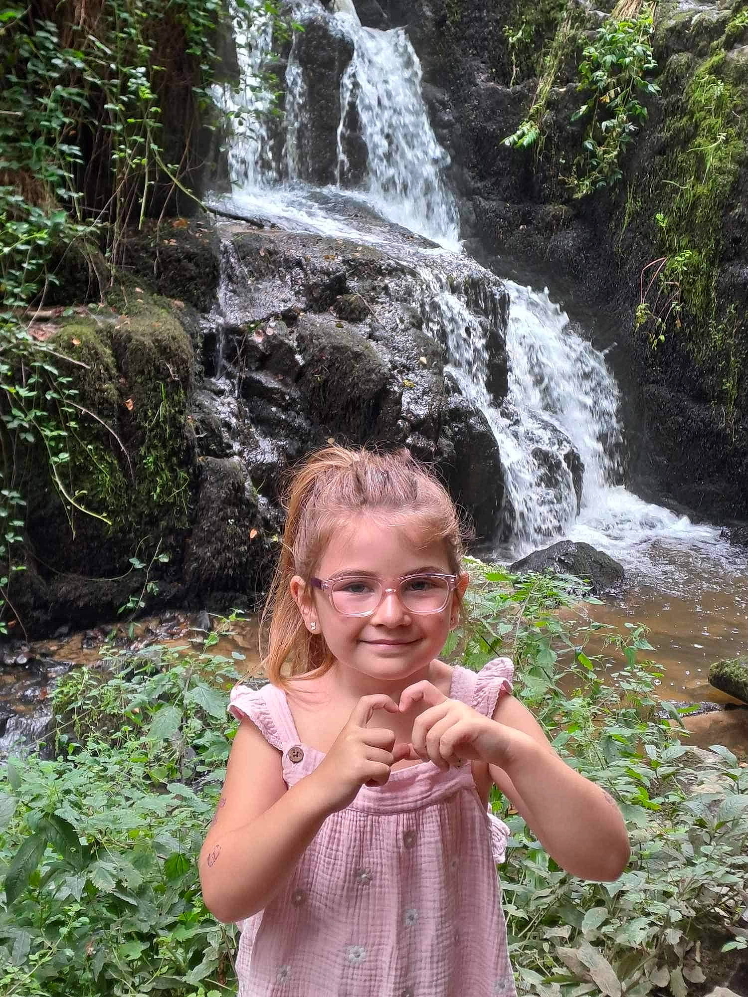 Maëlyne participe au concours pour gagner de l'argent avec cette photo : biome, botany, ecoregion, fluvial_landforms_of_streams, grass, happy, joy, leaf, natural_environment, natural_landscape, nature, people_in_nature, person, plant, smile, spring, summer, terrestrial_plant, vegetation, water