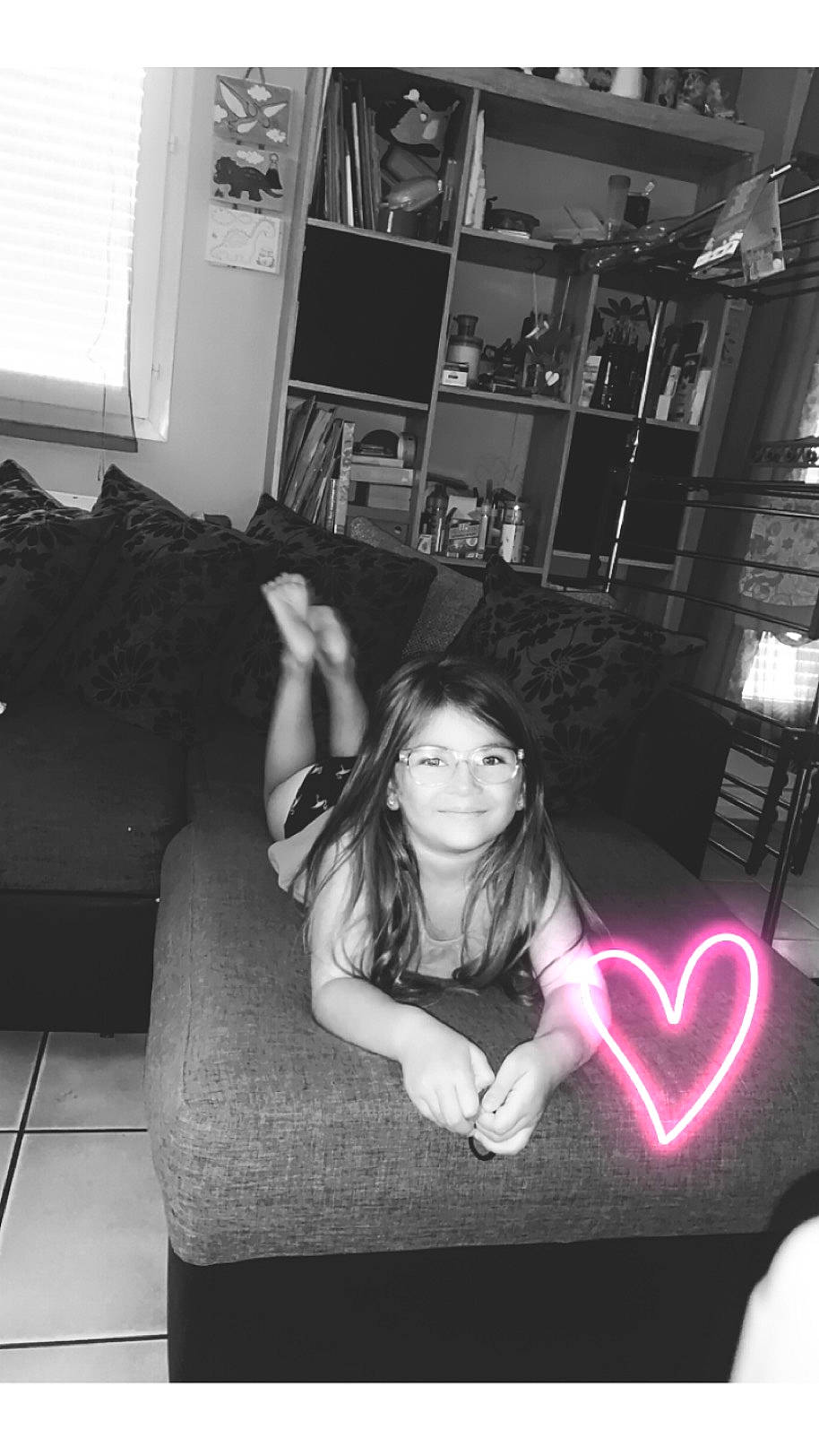 Maëlyne participe au concours pour gagner de l'argent avec cette photo : black, black_and_white, comfort, couch, elbow, flash_photography, flooring, fun, gesture, hairstyle, happy, human_leg, joy, monochrome, monochrome_photography, person, shelf, shoulder, sitting, style