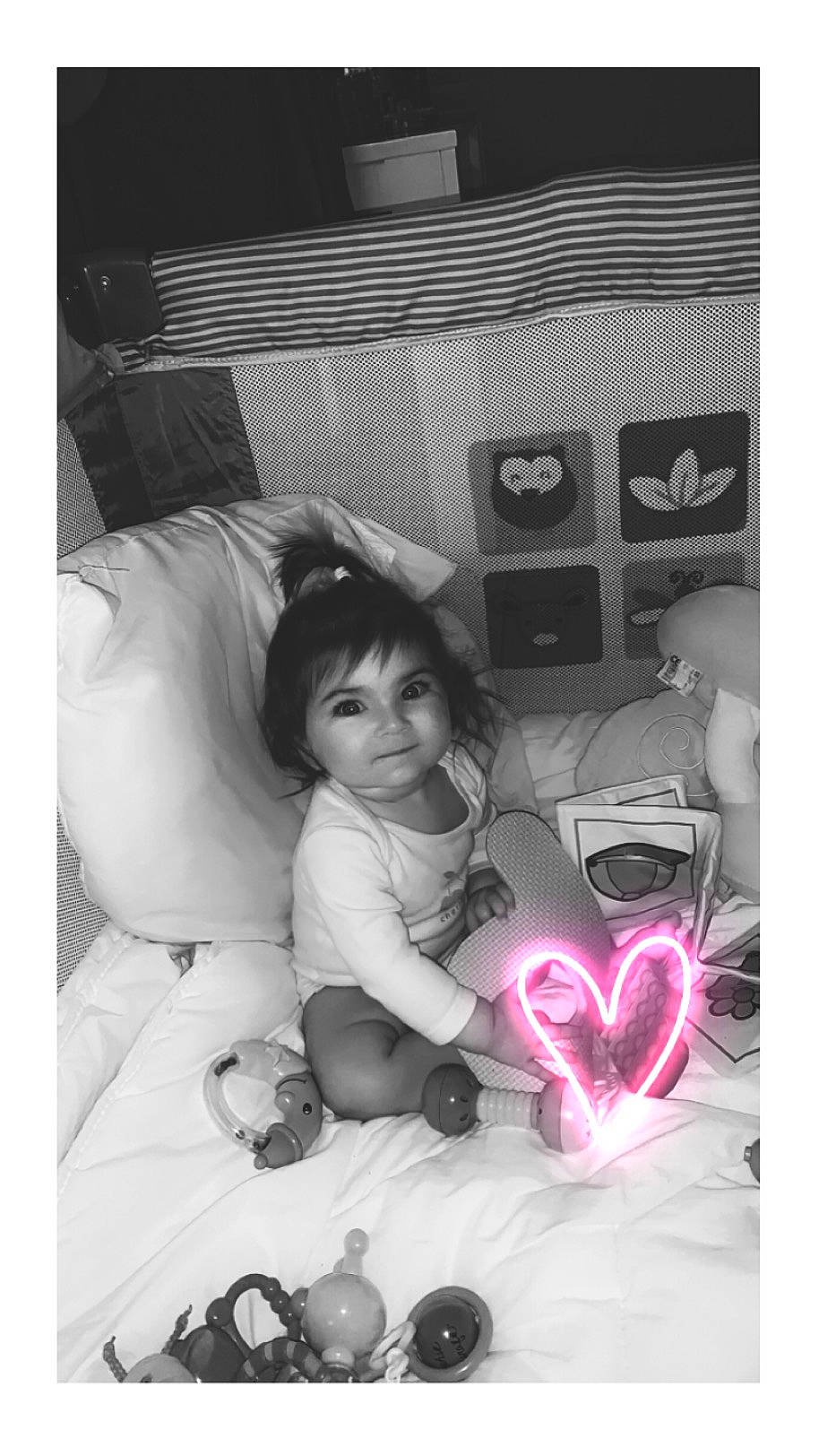 Noélhya a rejoint le concours — aidez-le/la à gagner de superbes lots ! arm, audio_equipment, black, black_and_white, child, comfort, event, flash_photography, fun, hand, happy, monochrome, monochrome_photography, person, petal, room, sitting, smile, snapshot, style