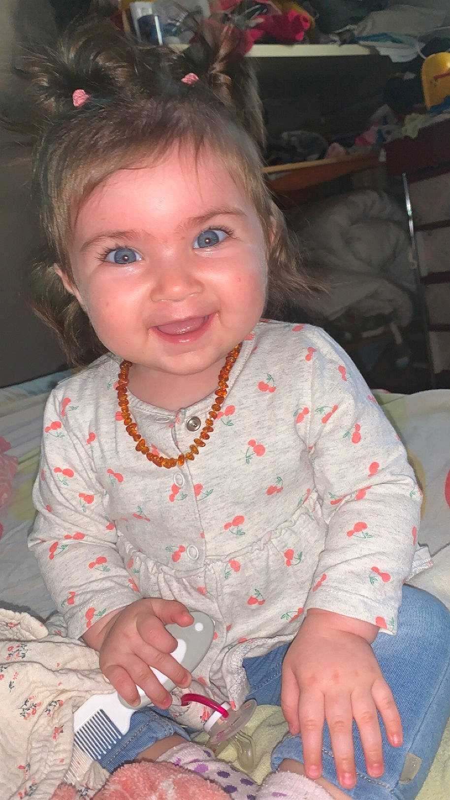 Noélhya a rejoint le concours — aidez-le/la à gagner de superbes lots ! baby_toddler_clothing, cheek, chin, dress, eye, facial_expression, hair, hairstyle, happy, head, human, iris, joy, mouth, organ, person, pink, skin, sleeve, smile