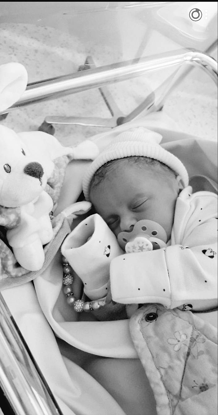 Katalina participe au concours pour gagner de l'argent avec cette photo : baby, baby_products, birth, black_and_white, child, monochrome, person, photograph, photography, product, style, toddler