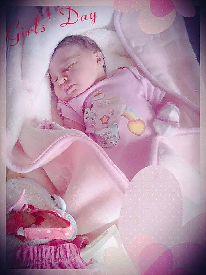 Illyannah Et Katalina participe au concours pour gagner de l'argent avec cette photo : baby, bedtime, child, flower, love, magenta, person, photography, pink, smile