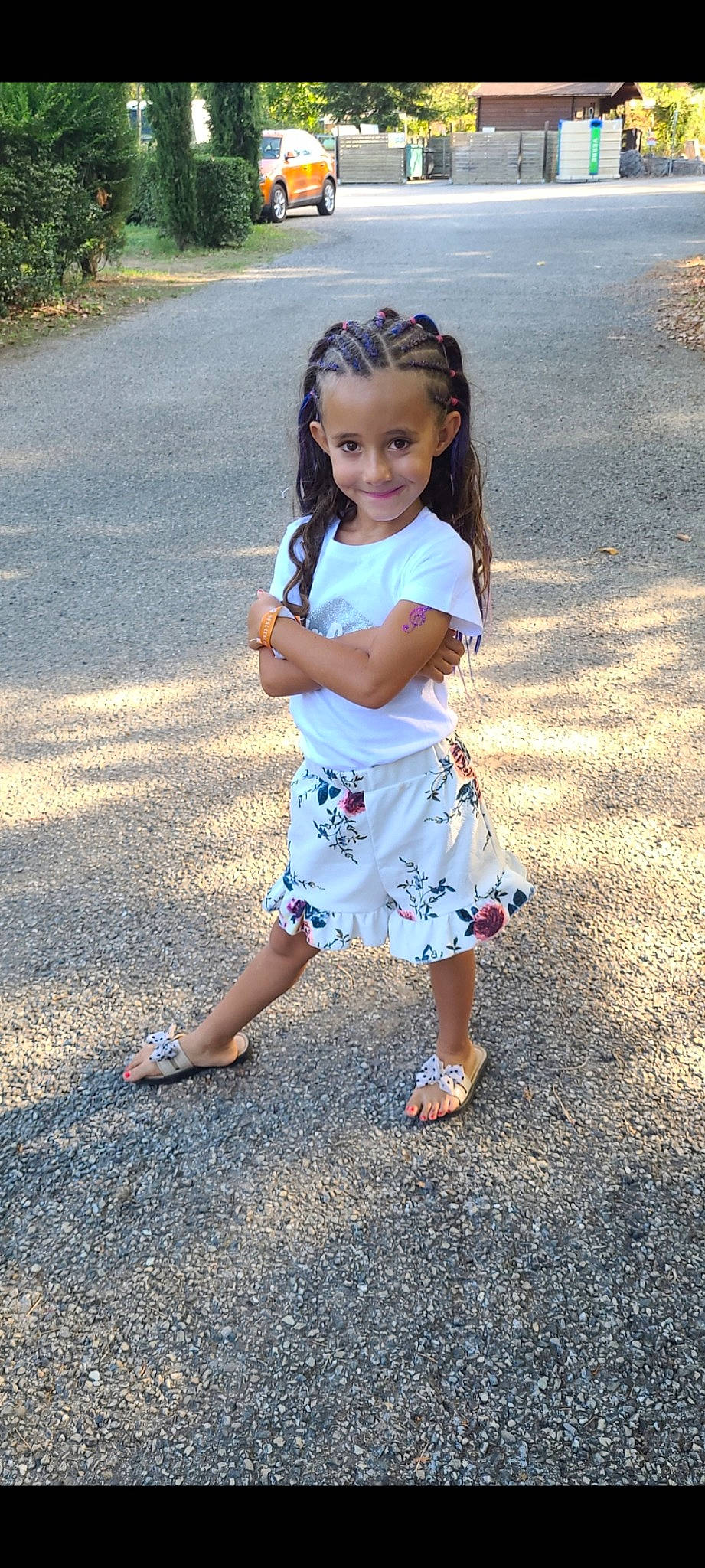 Neyla participe au concours pour gagner de l'argent avec cette photo : asphalt, barefoot, child, day_dress, dress, foot, fun, grass, hair, happy, human_leg, joy, leisure, pattern, people_in_nature, person, plant, recreation, sandal, toddler