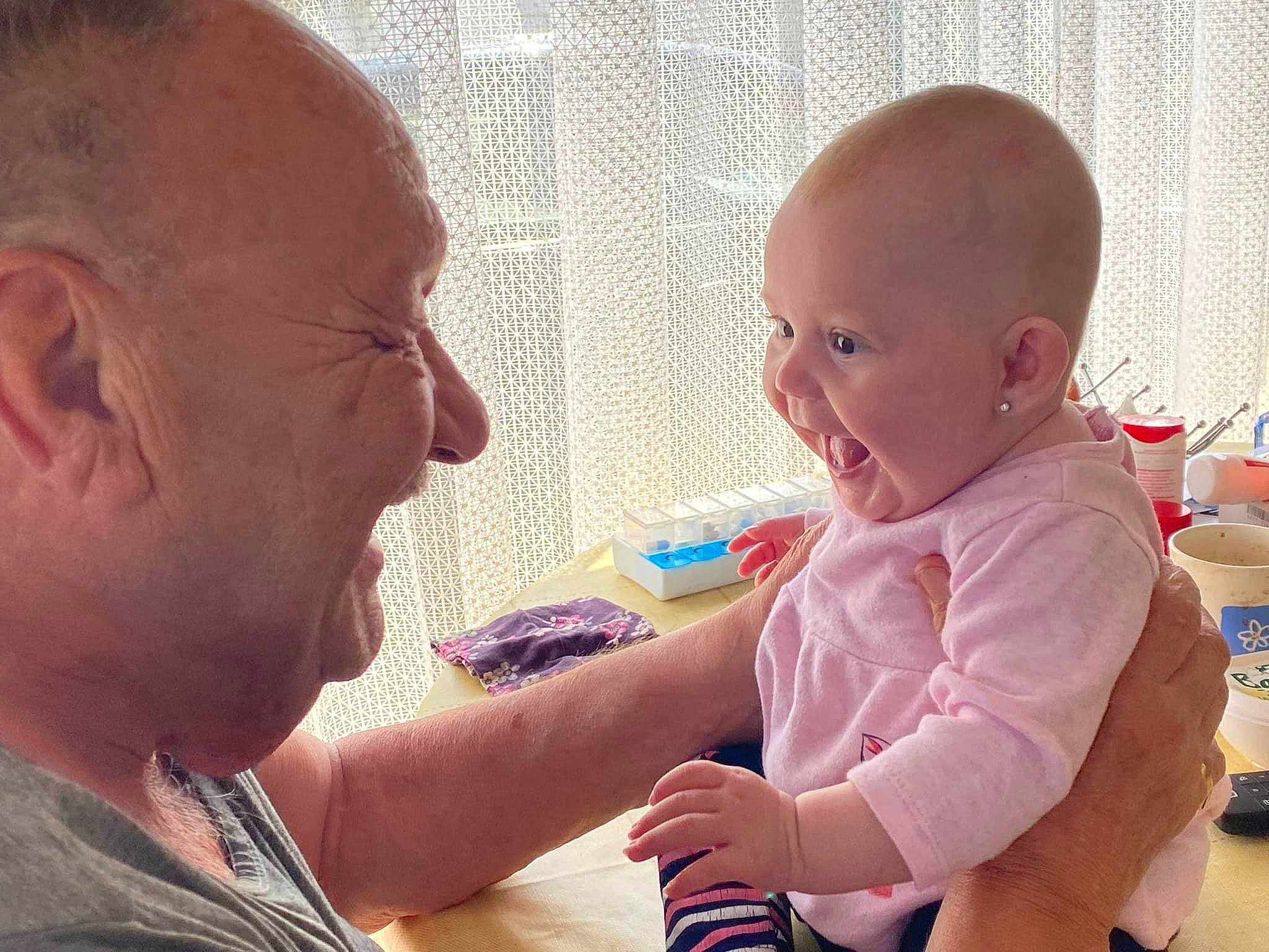 Camélia a rejoint le concours — aidez-le/la à gagner de superbes lots ! arm, baby, baby_toddler_clothing, cheek, child, comfort, ear, fun, gesture, happy, iris, lap, mouth, nose, people, person, sharing, sitting, skin, smile