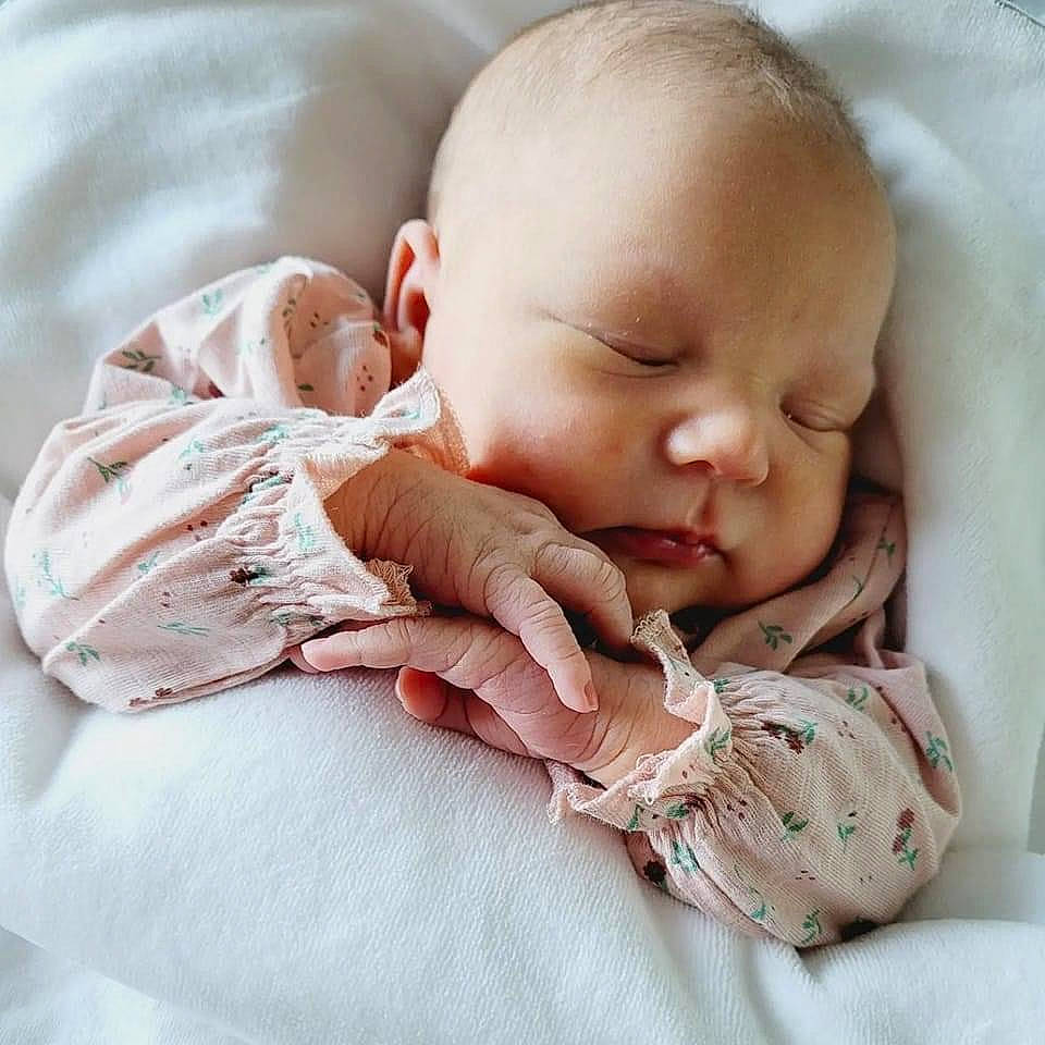 Camélia participe au concours pour gagner de l'argent avec cette photo : arm, baby, baby_products, baby_sleeping, baby_toddler_clothing, bedding, bedtime, cheek, child, comfort, finger, gesture, hand, happy, linens, nose, person, product, skin, sleeve