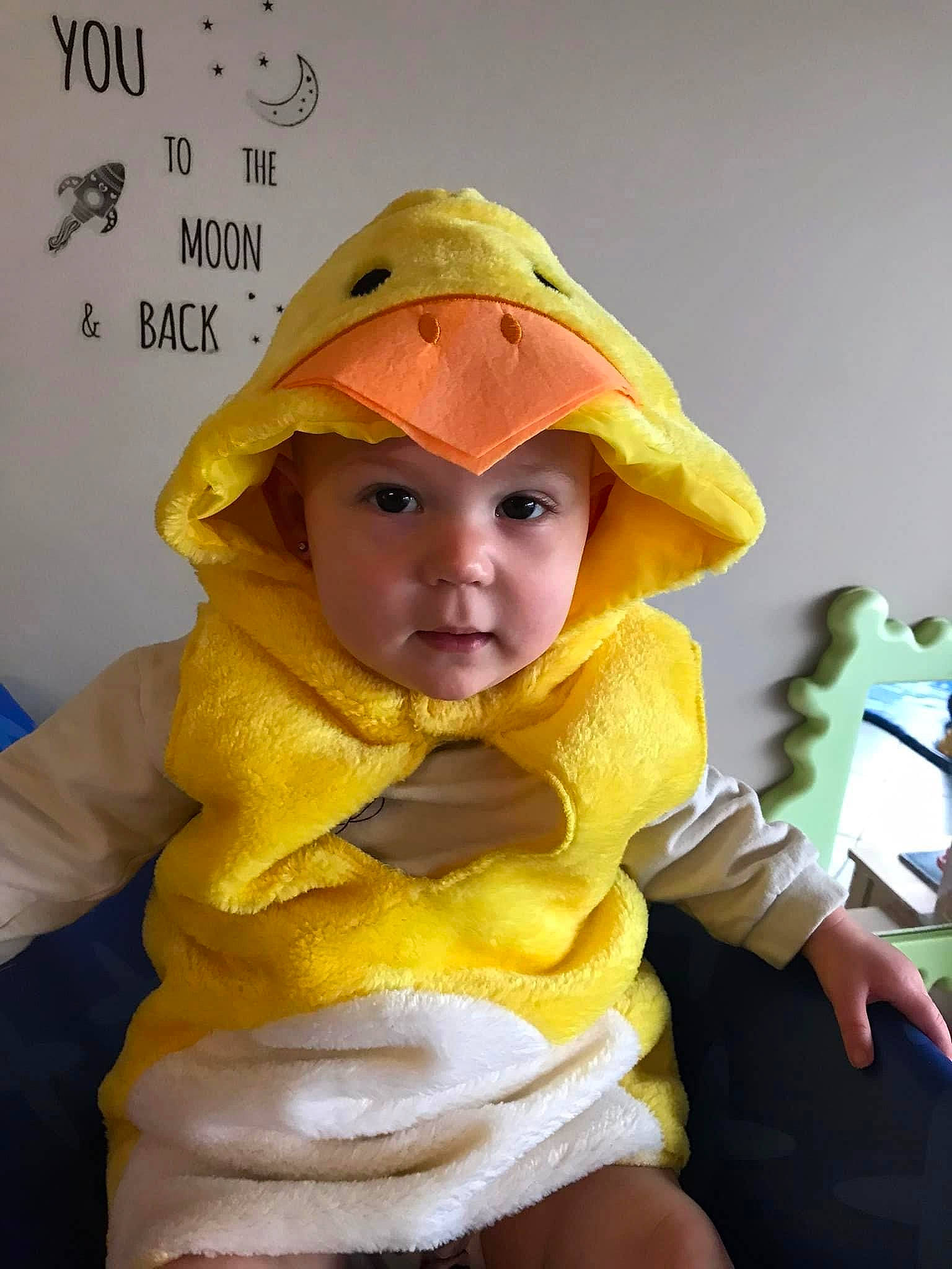 Camélia a rejoint le concours — aidez-le/la à gagner de superbes lots ! baby, baby_products, bonnet, cap, cheek, child, eye, fashion_accessory, fun, fur, happy, headgear, headwear, peach, person, personal_protective_equipment, scarf, sitting, toddler