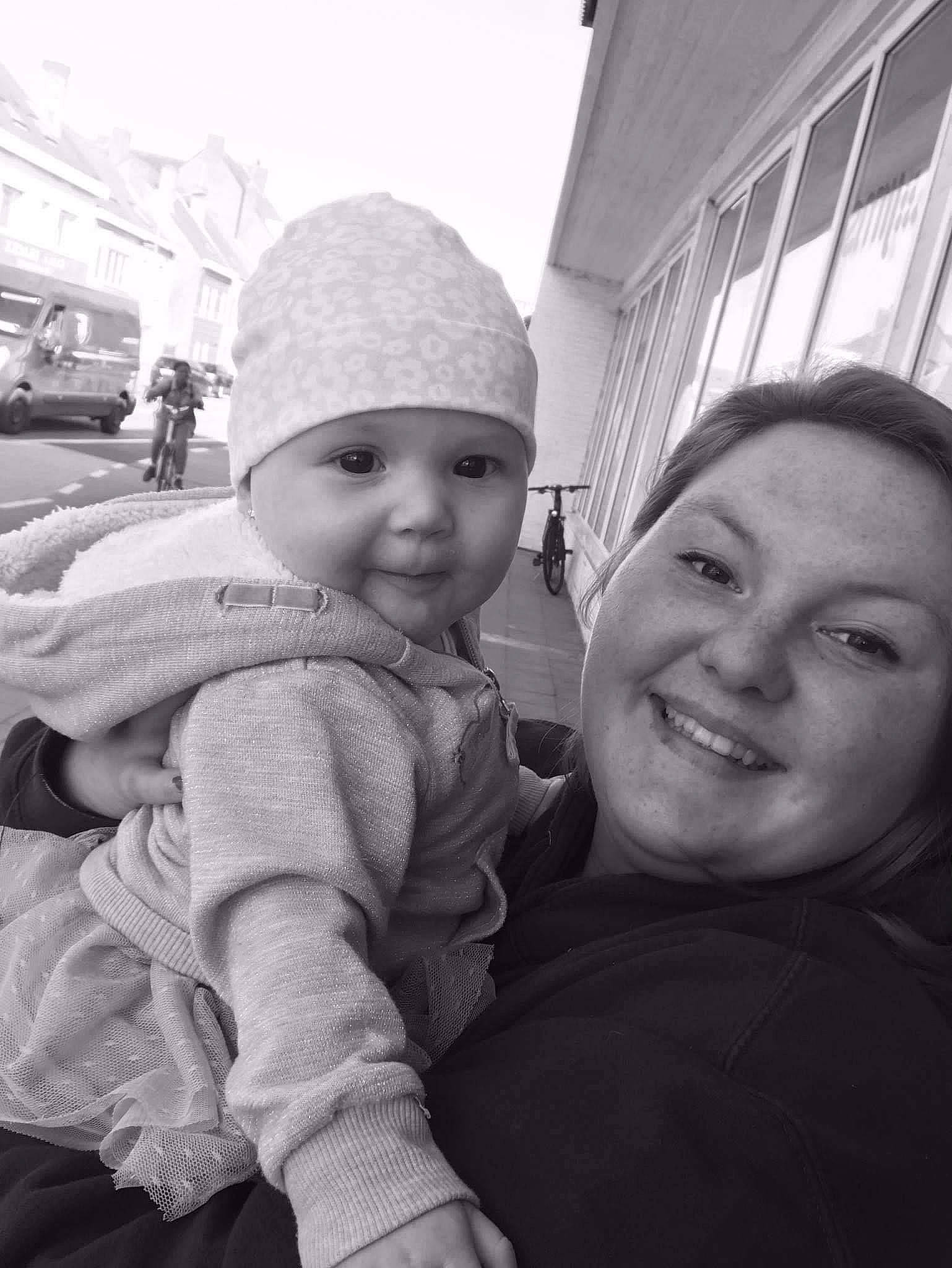 Camélia a rejoint le concours — aidez-le/la à gagner de superbes lots ! baby, black_and_white, cap, cheek, cool, eye, face, facial_expression, friendship, fun, gesture, happy, headwear, joy, nose, person, skin, sky, smile, standing