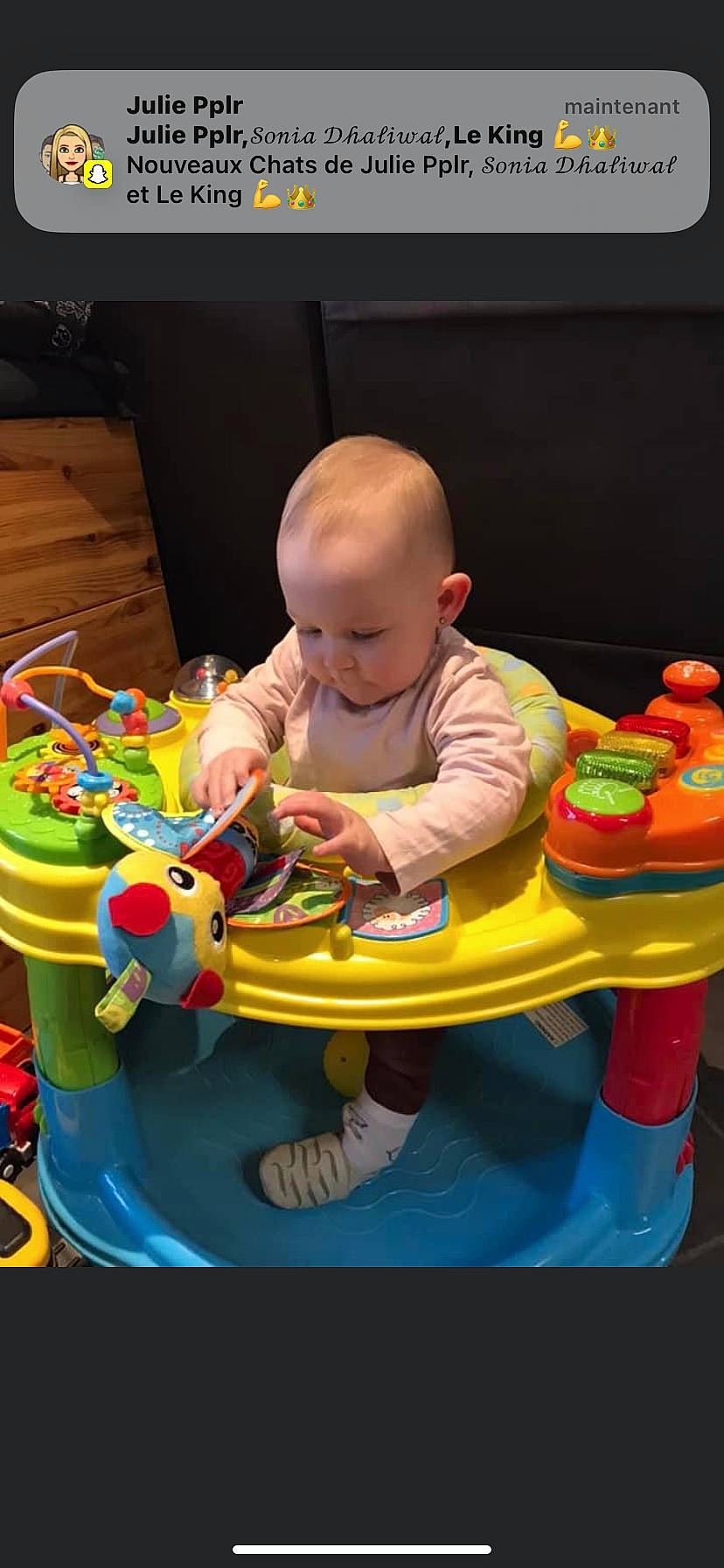Camélia a rejoint le concours — aidez-le/la à gagner de superbes lots ! baby, baby_playing_with_toys, baby_products, baby_toys, child, event, fun, leisure, person, plastic, play, product, recreation, room, sharing, sitting, toddler, toy, toy_vehicle
