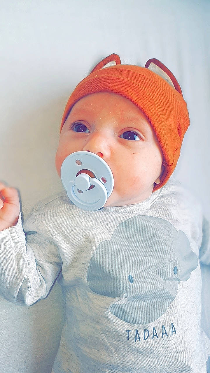 Noé a rejoint le concours — aidez-le/la à gagner de superbes lots ! baby, child, head, headwear, orange, person, product, smile, toddler