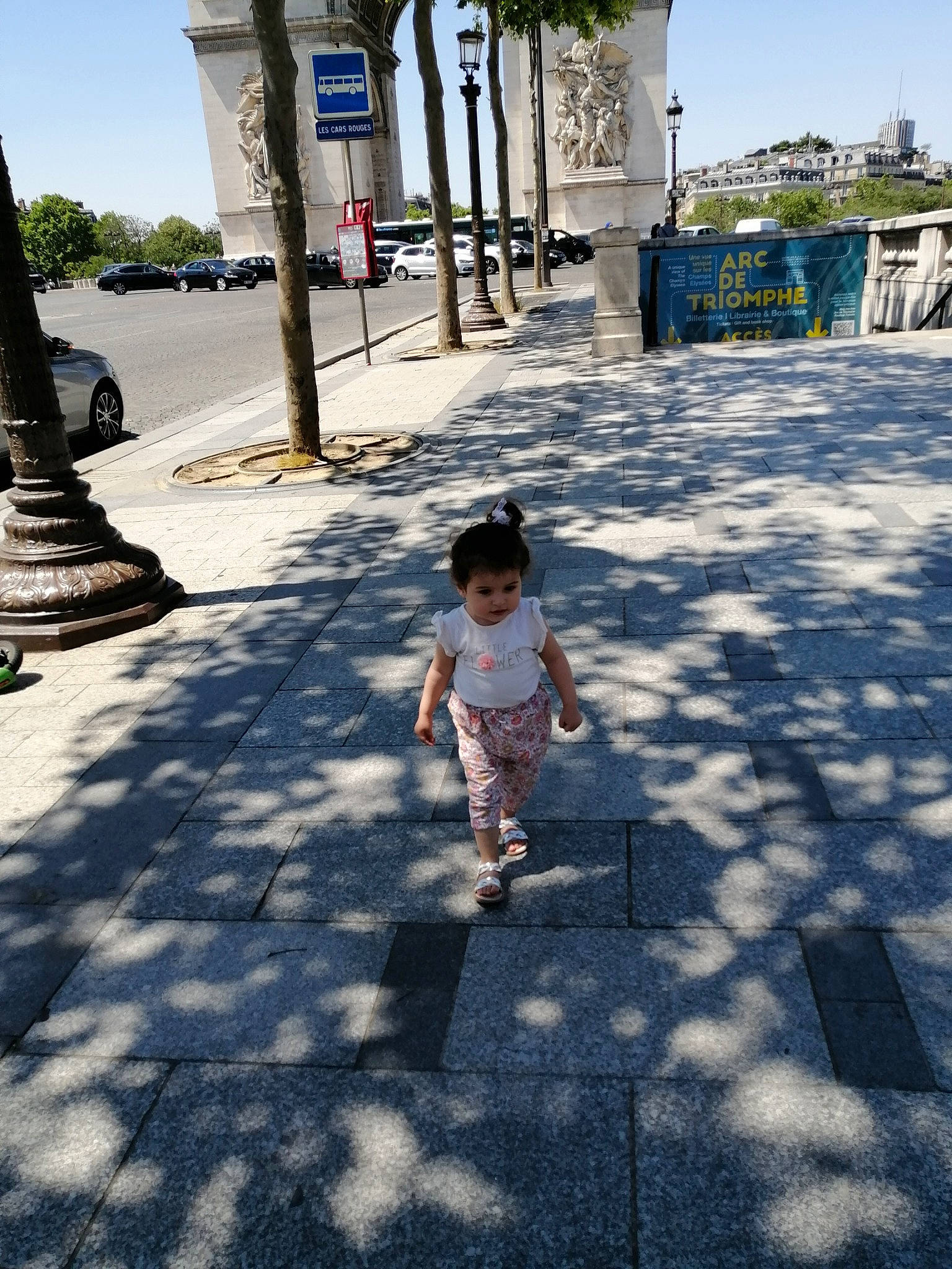 Nelya a rejoint le concours — aidez-le/la à gagner de superbes lots ! architecture, child, leisure, person, photography, plant, play, road_surface, shadow, sky, snapshot, street, temple, toddler, tourism, tree, vacation