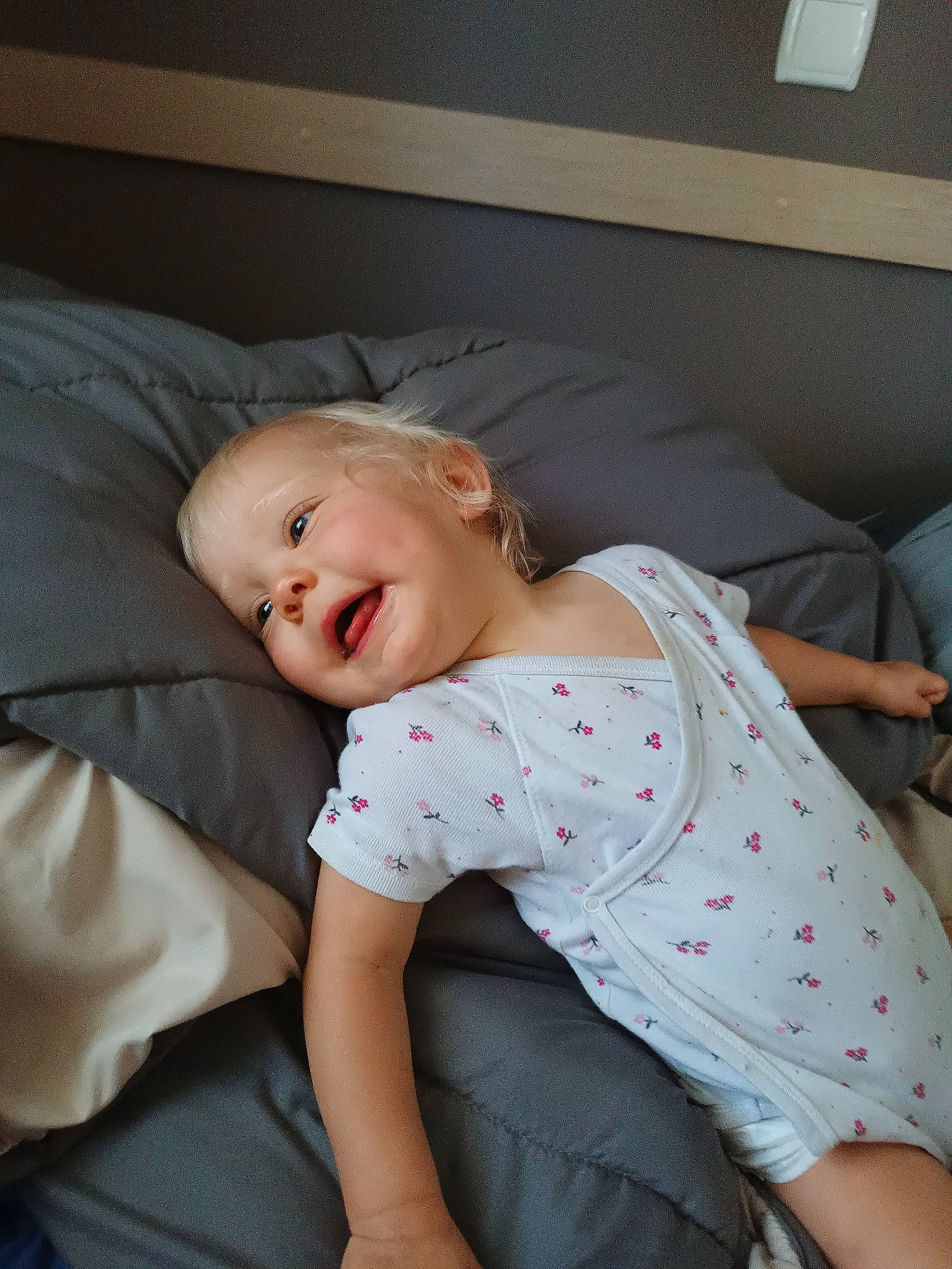 Lucie a rejoint le concours — aidez-le/la à gagner de superbes lots ! baby, baby_toddler_clothing, child, comfort, elbow, finger, flash_photography, fun, happy, human_leg, knee, lap, linens, mouth, person, shoulder, sitting, sleeve, smile, thigh