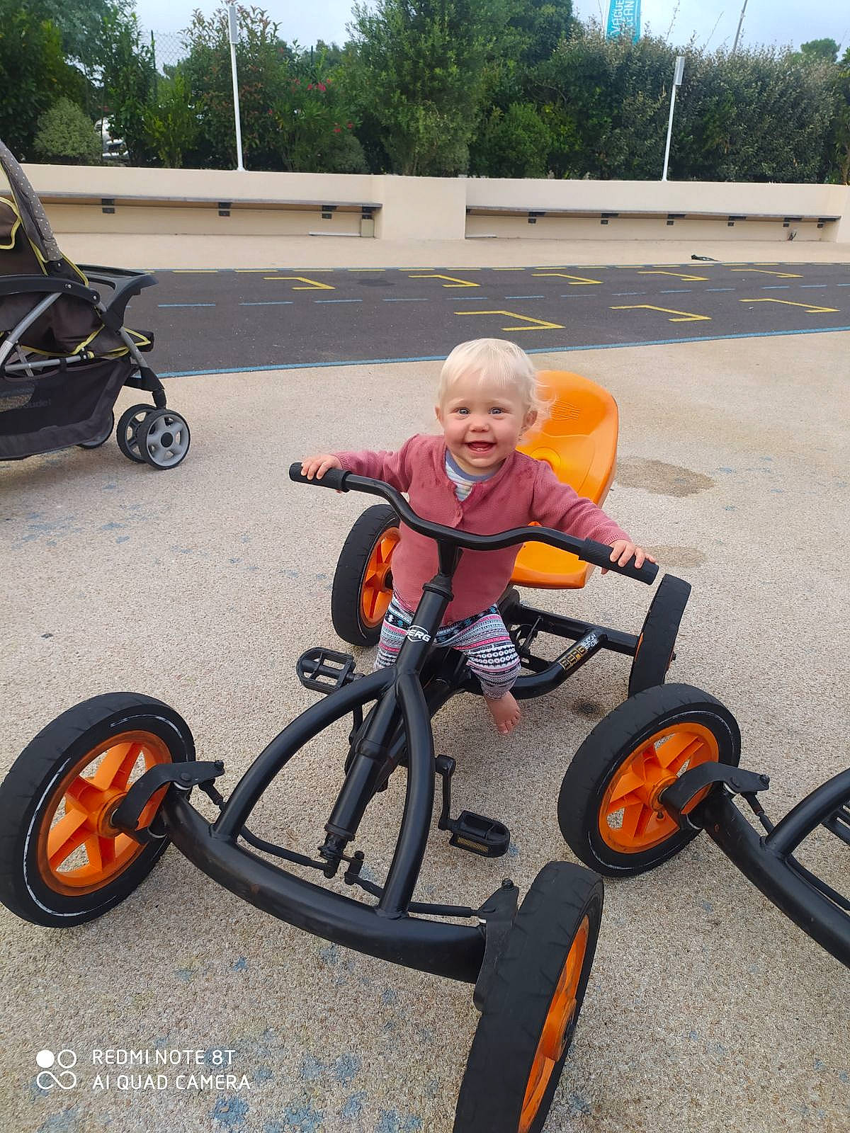 Lucie a rejoint le concours — aidez-le/la à gagner de superbes lots ! automotive_tire, automotive_wheel_system, bicycle, bicycle_accessory, bicycle_frame, bicycle_part, bicycle_tire, bicycle_wheel, bicycle_wheel_rim, bicycles_equipment_and_supplies, joy, person, rim, sky, smile, spoke, tire, toddler, tread, tree