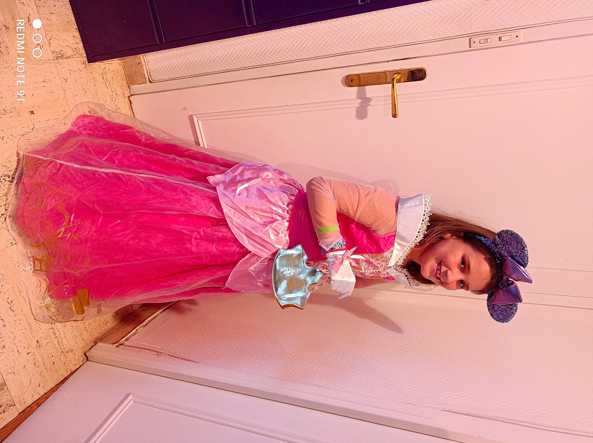 Kelly a rejoint le concours — aidez-le/la à gagner de superbes lots ! arm, comfort, dress, fashion_design, floor, flooring, happy, human_body, human_leg, joy, leg, magenta, pattern, peach, person, pink, plant, room, textile, thigh