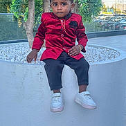 Adelson a rejoint le concours — aidez-le/la à gagner de superbes lots ! boy, bracelet, cars, child, daylight, earring, fashion, glass_barrier, outdoor, pants, plant, planter, portrait, red_jacket, sidewalk, sitting, tree, urban, white_shoes, white_stones
