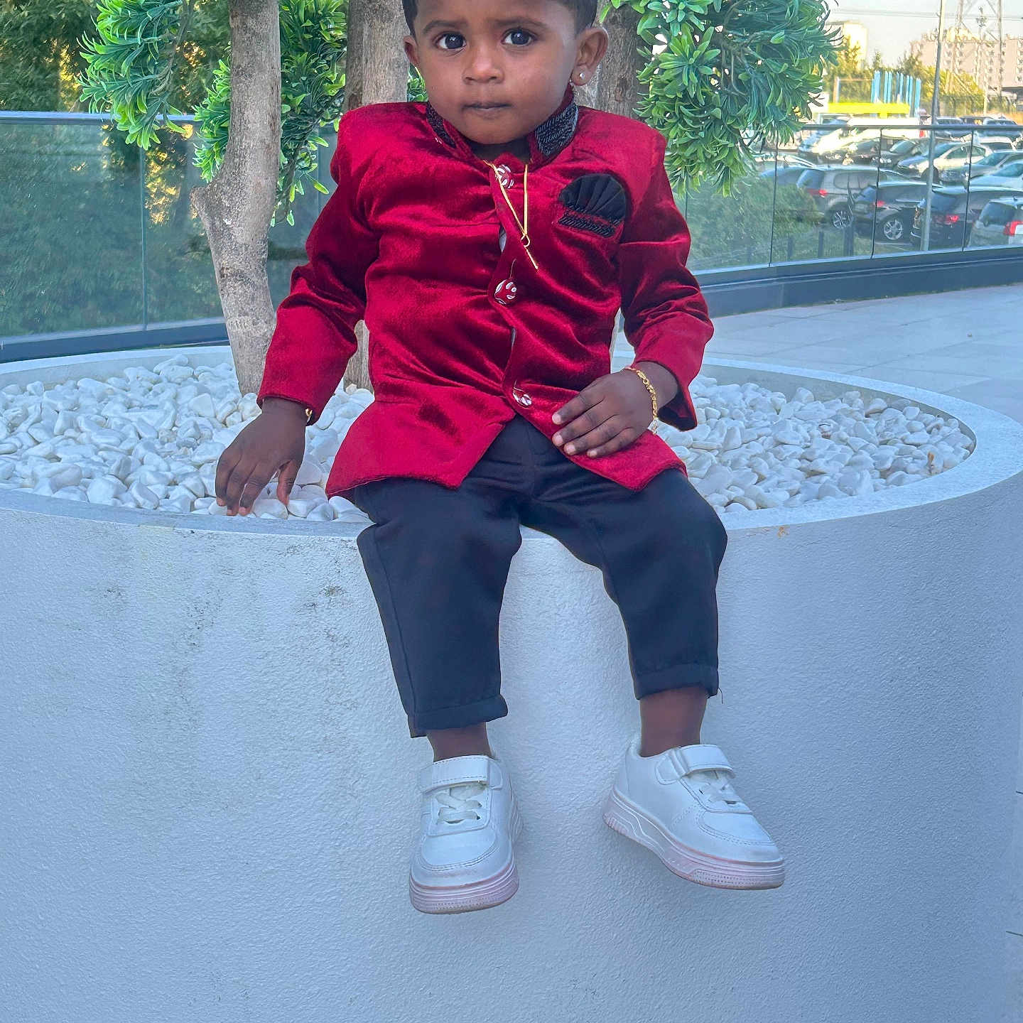 Adelson a rejoint le concours — aidez-le/la à gagner de superbes lots ! boy, bracelet, cars, child, daylight, earring, fashion, glass_barrier, outdoor, pants, plant, planter, portrait, red_jacket, sidewalk, sitting, tree, urban, white_shoes, white_stones