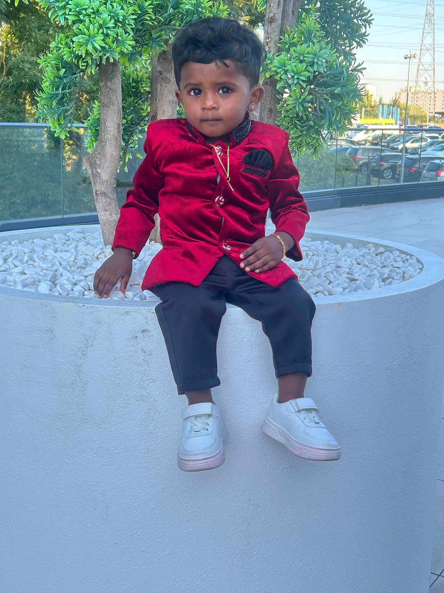 Adelson a rejoint le concours — aidez-le/la à gagner de superbes lots ! boy, bracelet, cars, child, daylight, earring, fashion, glass_barrier, outdoor, pants, plant, planter, portrait, red_jacket, sidewalk, sitting, tree, urban, white_shoes, white_stones