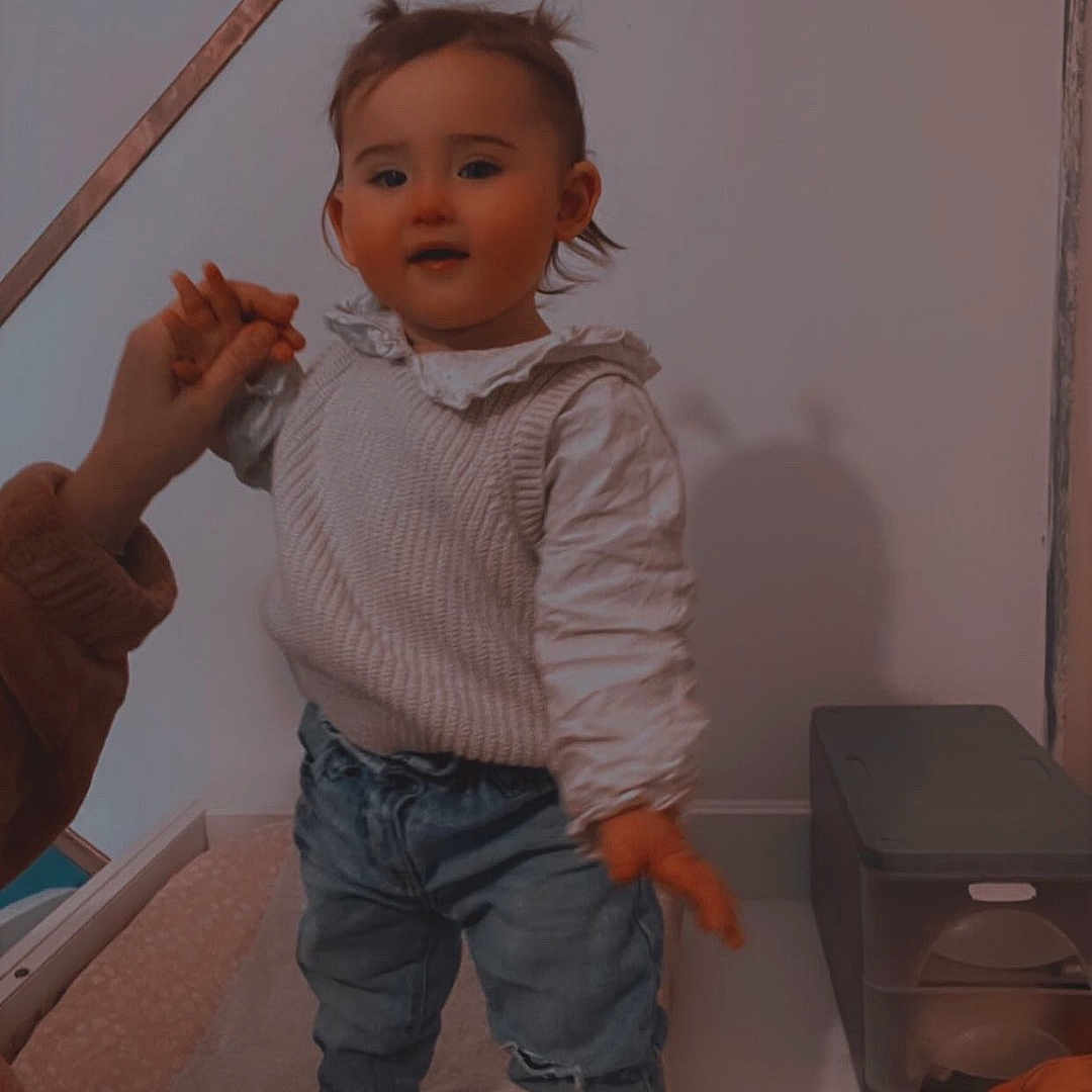 Julia a rejoint le concours — aidez-le/la à gagner de superbes lots ! baby, bodypart, clothing, face, finger, hand, happy, head, indoors, interiordesign, jeans, knitwear, pants, person, photography, portrait, sleeve, smile, sweater, toy