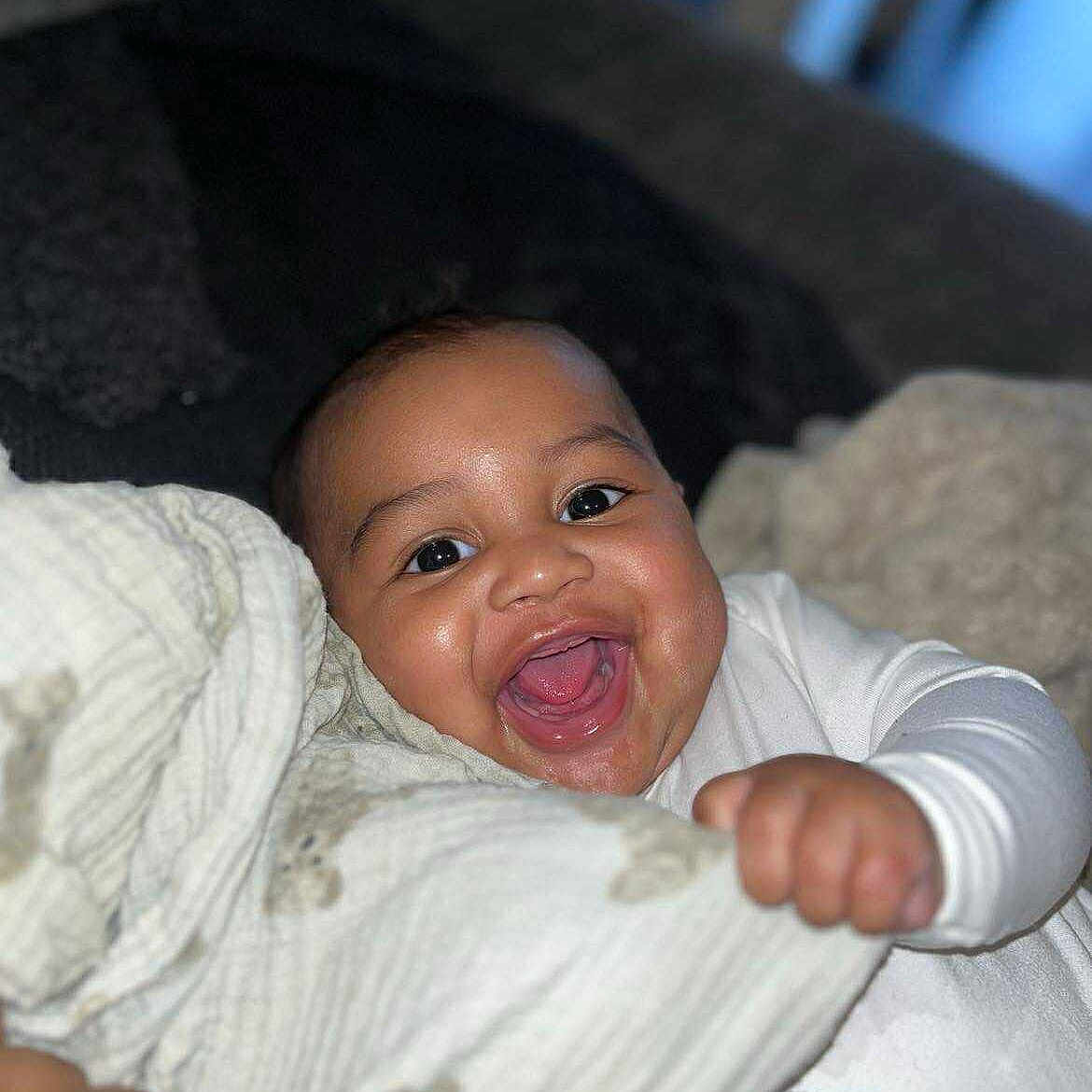 Alioune Tikilagi a rejoint le concours — aidez-le/la à gagner de superbes lots ! baby, blanket, child, close_up, clothing, comfort, cute, expression, face, hand, happy, indoor, infant, joy, person, portrait, smiling, soft, warm, young